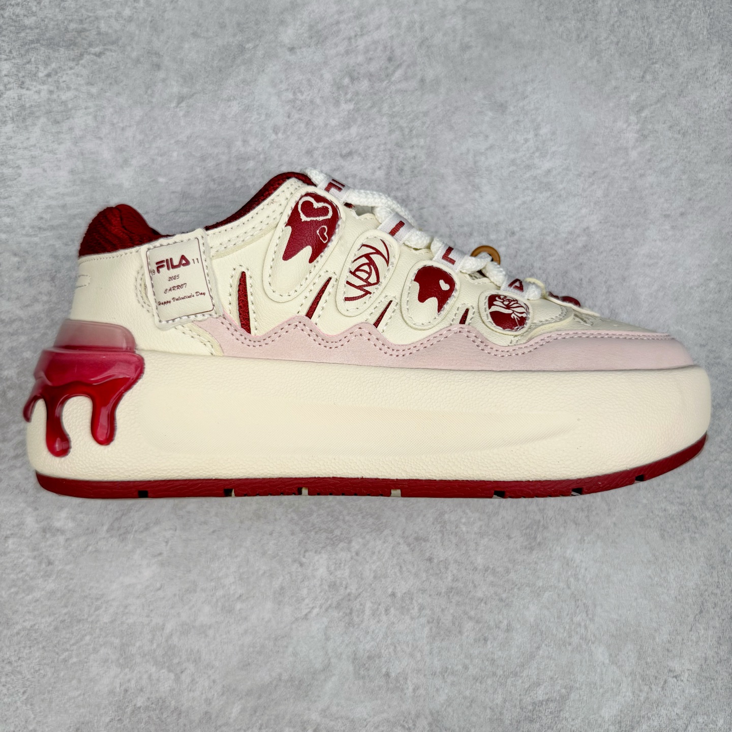 FILA CARROT 2 斐乐萝卜鞋2.0 经典百搭休闲 防滑减震耐磨低帮板鞋 传承了 FILA 的百年基因，融入年轻运动及潮流文化，成为引领变革、创新突破的一代。以“1+N” 的跨界合作模式重现经典的同时创造经典。带来最出其不意的跨界合作惊喜。同时，FILAFUSION把FILA 的 DNA 融入到定制体验里，你可以随心制造厲于你的产品。FILA FUSION 的鞋家族涵盖了老爹鞋、跑步鞋、网球鞋、季节款。风格复古新潮，满足了时尚人士出行及各类运动的搭配需求，成为当下年轻人筷拥的鞋类品牌之一。FILA FUSION 走进年轻人的世界，通过年轻人运动，街舞，滑板，篮球，展现 FILA FUSION 的潮流态度和年轻文化。FILA FUSION 认为末来属于引领变革、创新突破的年轻一代，让我们一起构成 FILA 未来的蓝图吧！尺码：35.5 36 36.5 37.5 38 38.5 39 40-选品中心