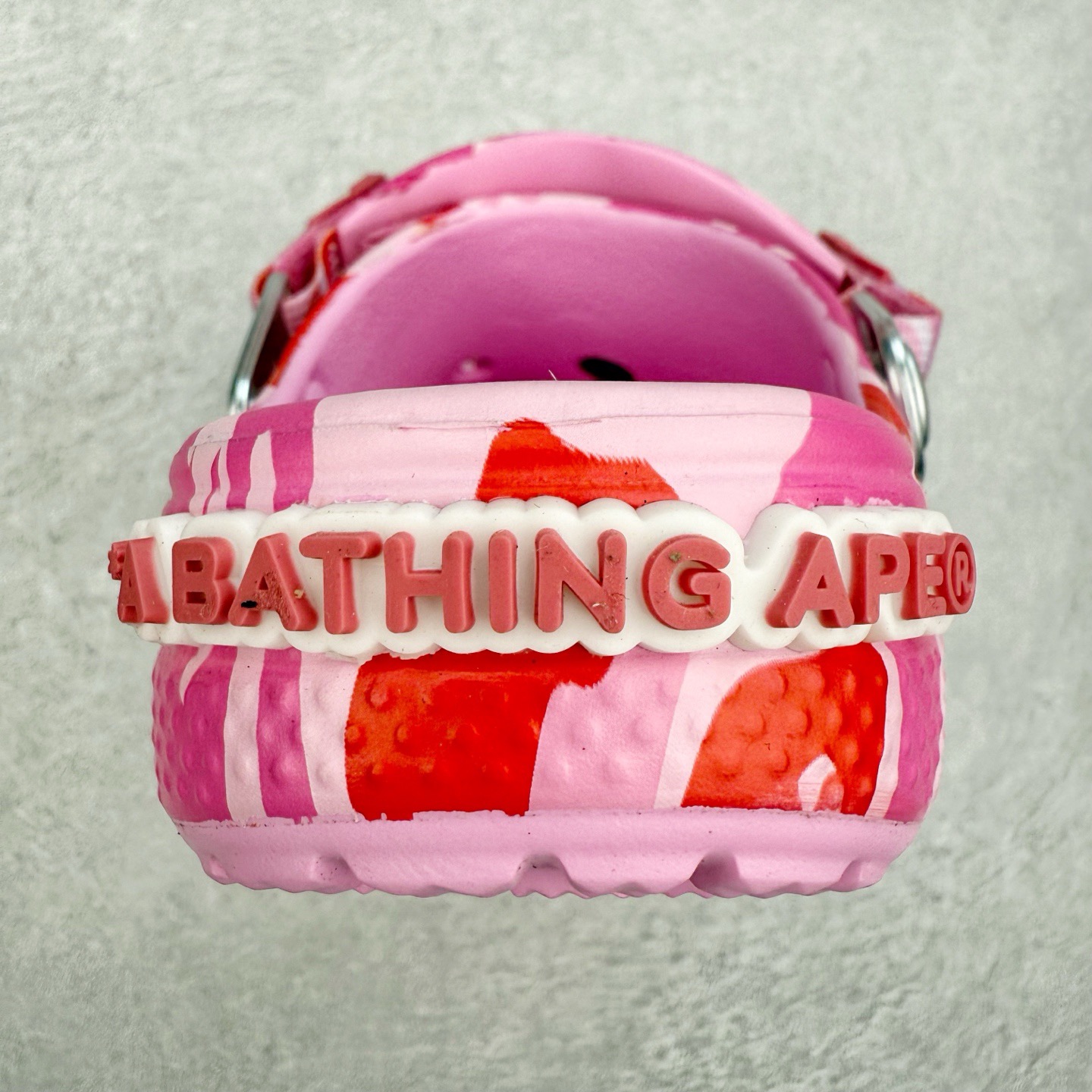 图片[8]-A BATHING APE x Crocs Classic clog 卡骆驰Bape联名迷彩印花舒适百搭洞洞鞋 超轻Croslite专利材料打造 鞋面更加耐用易清洗 该鞋款轻盈舒适 2002年 经典克骆格诞生 秉承外形简单 穿着舒适的初衷 不断为消费者带来舒适的穿着体验 穿出“趣”味 鞋面洞洞可搭彰显个性的智必星 一鞋两穿 可调节式后跟带增添鞋身的稳固性能 放前面变成愜意舒适的凉拖 放后面行走跑跳更加稳妥 Croslite ™材料 封闭式细胞树脂 能够在体温作用下自动变形以适应脚部形状 涉水性优秀的同时易于清洁 抓地力强 不易打滑 Crocs的核心理念：轻便 灵活 全方位的舒适感 同步官方尺码：M4（36-37） M5（37-38）M6（38-39）M7（39-40）M8（41-42）M9（42-43）M10（43-44）M11（45-46）-选品中心