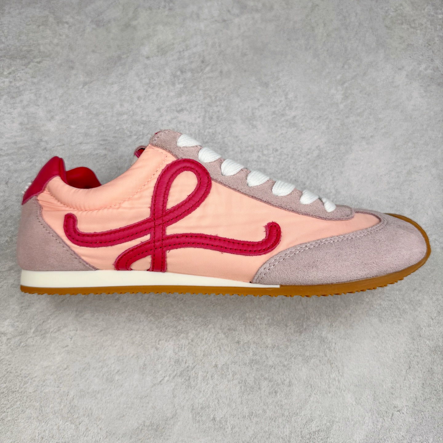 ＃K纯原 LOEWE 2025 | Ballet Runner 2.0 罗意威新款芭蕾舞鞋拼色德训鞋阿甘鞋 全套原纸板楦头开发 后跟3D注塑橡胶LOEWE徽标 原厂数据大底磨具 进口羊皮内里加鞋垫 磁吸翻盖盒 内配帆布防尘袋 配件齐全 官方一致 原装纸板中底 带采用反绒牛皮革拼接头层皮饰片鞋面材质 鞋身原装高密度防刮防水尼龙面料 不对称鞋头造型 作为LOEWE的标志性设计 超柔软轻便且灵活的鞋底 新的波浪纹理橡胶外底 延伸至鞋头 升级的柔软皮革内衬和鞋床 提供最大舒适感 后跟有3D注塑橡胶徽标 真皮和皮料混搭彰显复古风格 拼色拼接鞋面 非常高级隐藏式小内增高 脚后跟设计新颖 柔软舒适 会被评为年度最舒适的暴走鞋 如履平地 内娱明星杨幂等众多同款上脚 小红书 一系列素材图 极具爆款 尺码：35 36 37 38 39 40 41 42 43 44 45-选品中心