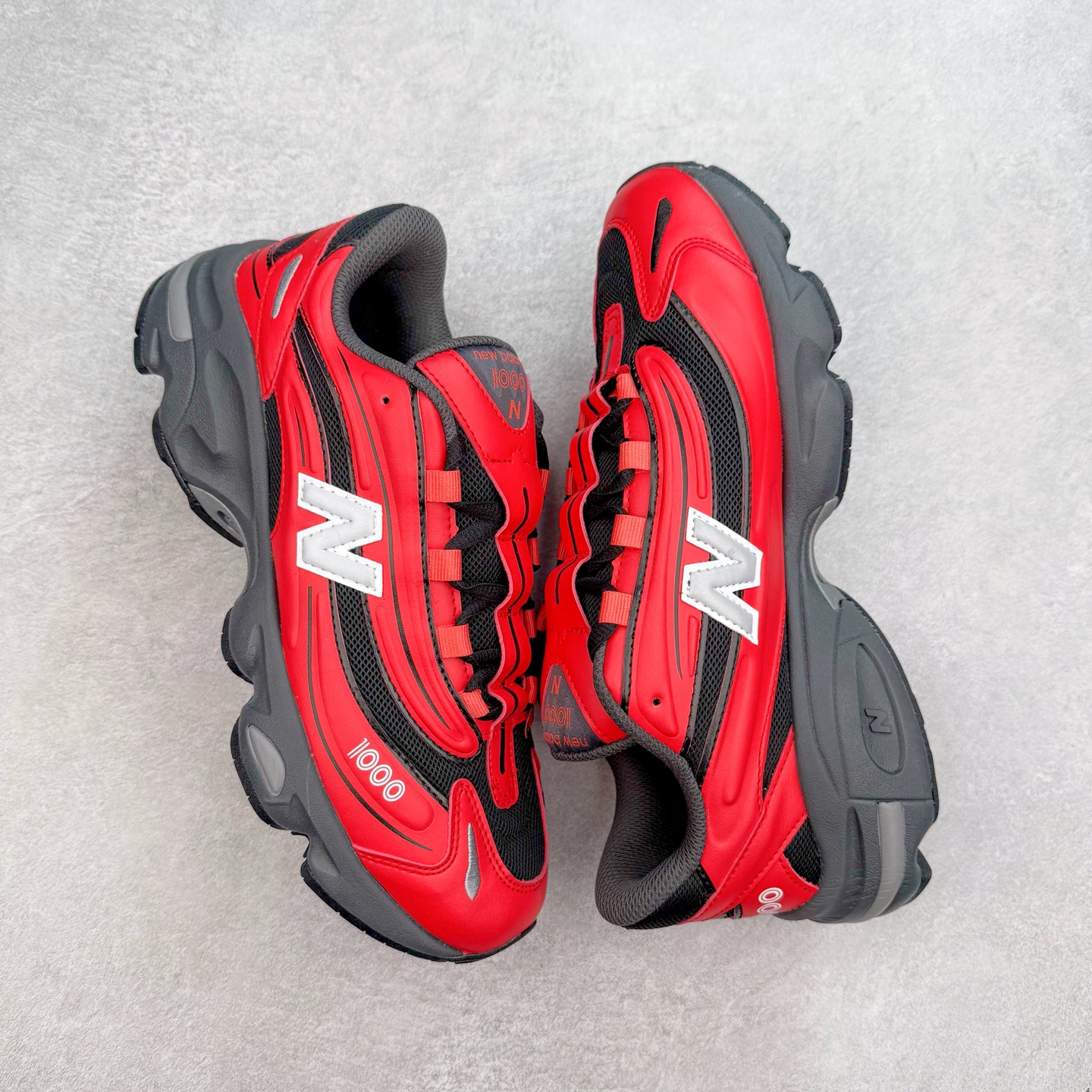 图片[3]-New Balance M1000 NB系列低帮复古老爹风休闲运动慢跑鞋 据悉，New Balance的复古鞋型M1000系列将在2024年正式回归。而自家美产创意总监Teddy Santis的AIMÉ LEON DORE也将率先推出联名1000撑撑场子，鞋款预计将在今年正式发布。New Balance1000系列作为NB最高端的鞋型，诞生于1999年，一度成为当年的热门鞋型，神似Nike Air Max95，现在看来也是一双符合潮流趋势的复古老爹鞋型。此番Teddy Santis亲自操刀，将丰富的配色和升级材质于复古的1000鞋型结合，鞋身采用米色、绿色和粉色的搭配。\\\”N\\\”字Logo也以全新的设计呈现，以1000标志性的网布和皮革材质打造，带来全新的视觉体验。后续ALD和New Balance1000的联名还将推出纯白配色，具体颜值还要等更多实物图的释出。AIMÉ LEON DORE和New Balance的多次联名一直有着超高的人气，无论是550还是1906R都有着不低的溢价，预计此番颜值不错的全新1000也会有着较高的人气。尺码：36 37 37.5 38 38.5 39.5 40 40.5 41.5 42 42.5 43 44 44.5 45-选品中心