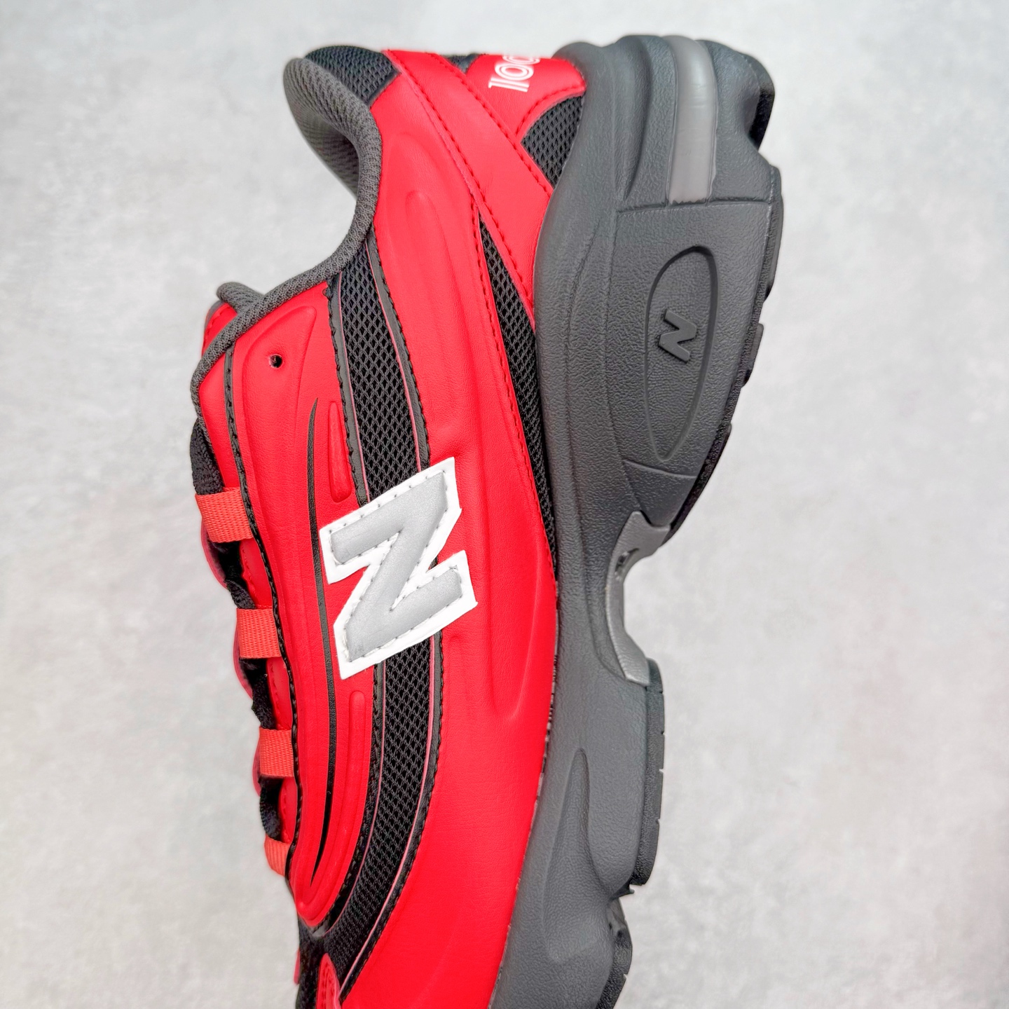 图片[7]-New Balance M1000 NB系列低帮复古老爹风休闲运动慢跑鞋 据悉，New Balance的复古鞋型M1000系列将在2024年正式回归。而自家美产创意总监Teddy Santis的AIMÉ LEON DORE也将率先推出联名1000撑撑场子，鞋款预计将在今年正式发布。New Balance1000系列作为NB最高端的鞋型，诞生于1999年，一度成为当年的热门鞋型，神似Nike Air Max95，现在看来也是一双符合潮流趋势的复古老爹鞋型。此番Teddy Santis亲自操刀，将丰富的配色和升级材质于复古的1000鞋型结合，鞋身采用米色、绿色和粉色的搭配。\\\”N\\\”字Logo也以全新的设计呈现，以1000标志性的网布和皮革材质打造，带来全新的视觉体验。后续ALD和New Balance1000的联名还将推出纯白配色，具体颜值还要等更多实物图的释出。AIMÉ LEON DORE和New Balance的多次联名一直有着超高的人气，无论是550还是1906R都有着不低的溢价，预计此番颜值不错的全新1000也会有着较高的人气。尺码：36 37 37.5 38 38.5 39.5 40 40.5 41.5 42 42.5 43 44 44.5 45-选品中心