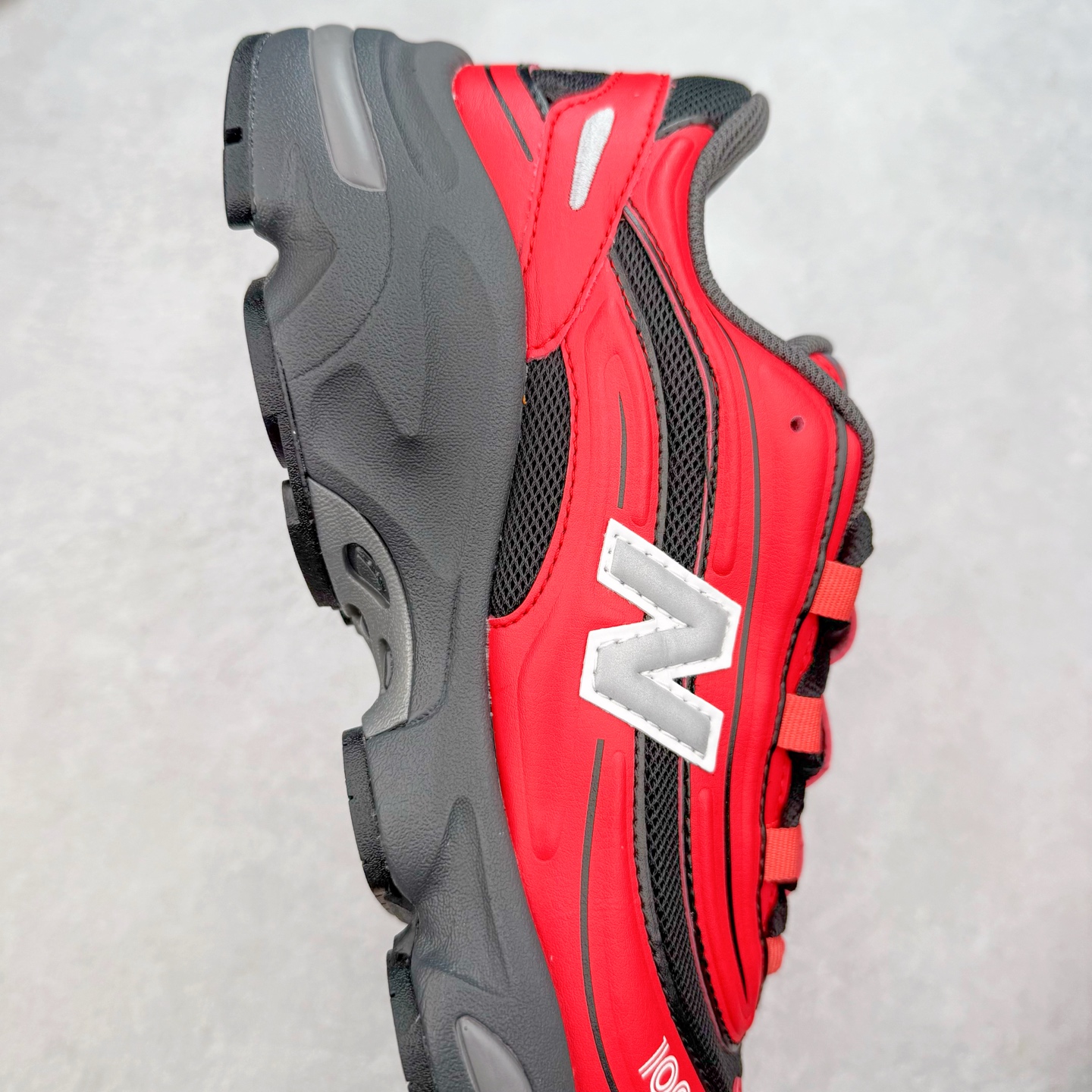 图片[6]-New Balance M1000 NB系列低帮复古老爹风休闲运动慢跑鞋 据悉，New Balance的复古鞋型M1000系列将在2024年正式回归。而自家美产创意总监Teddy Santis的AIMÉ LEON DORE也将率先推出联名1000撑撑场子，鞋款预计将在今年正式发布。New Balance1000系列作为NB最高端的鞋型，诞生于1999年，一度成为当年的热门鞋型，神似Nike Air Max95，现在看来也是一双符合潮流趋势的复古老爹鞋型。此番Teddy Santis亲自操刀，将丰富的配色和升级材质于复古的1000鞋型结合，鞋身采用米色、绿色和粉色的搭配。\\\”N\\\”字Logo也以全新的设计呈现，以1000标志性的网布和皮革材质打造，带来全新的视觉体验。后续ALD和New Balance1000的联名还将推出纯白配色，具体颜值还要等更多实物图的释出。AIMÉ LEON DORE和New Balance的多次联名一直有着超高的人气，无论是550还是1906R都有着不低的溢价，预计此番颜值不错的全新1000也会有着较高的人气。尺码：36 37 37.5 38 38.5 39.5 40 40.5 41.5 42 42.5 43 44 44.5 45-选品中心