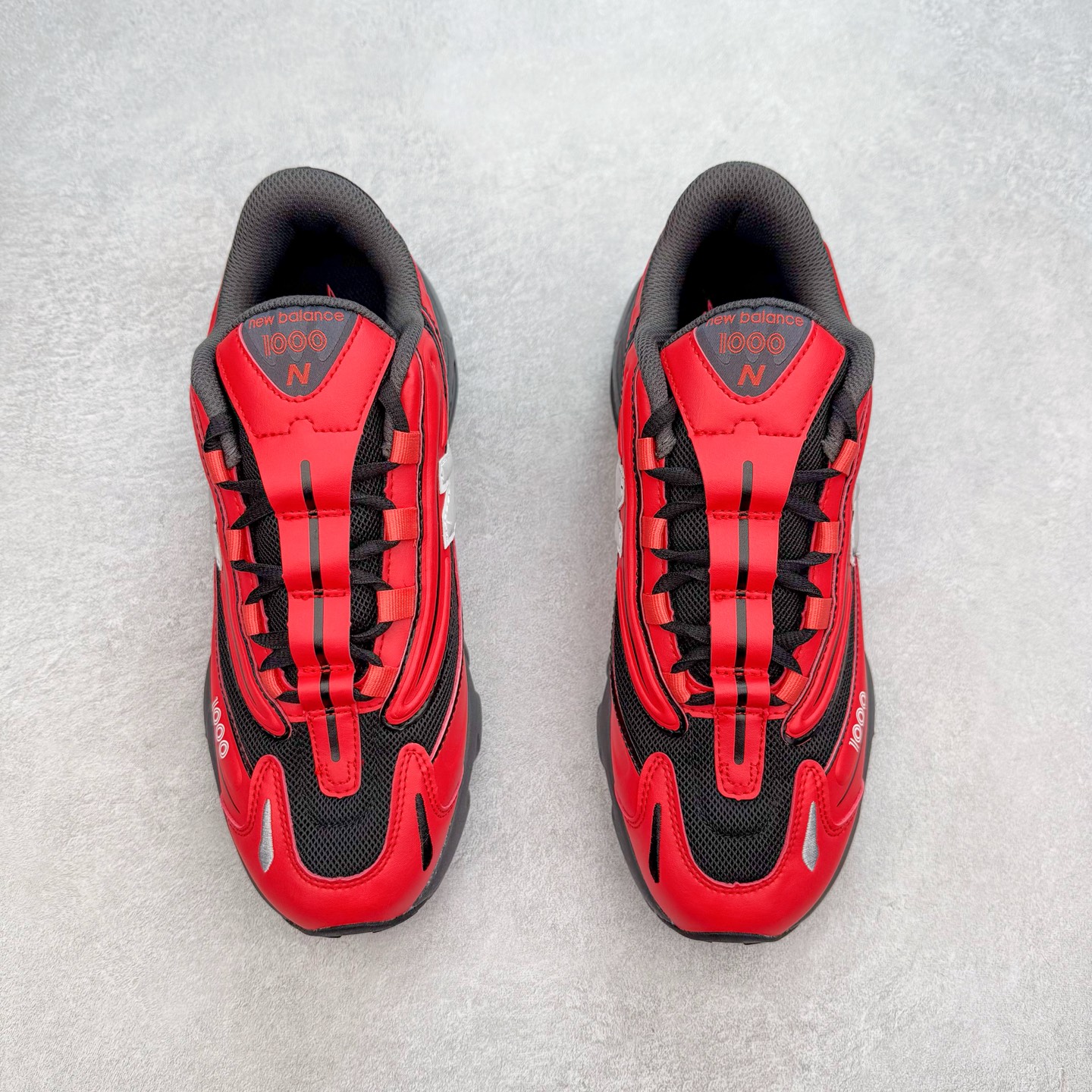 图片[2]-New Balance M1000 NB系列低帮复古老爹风休闲运动慢跑鞋 据悉，New Balance的复古鞋型M1000系列将在2024年正式回归。而自家美产创意总监Teddy Santis的AIMÉ LEON DORE也将率先推出联名1000撑撑场子，鞋款预计将在今年正式发布。New Balance1000系列作为NB最高端的鞋型，诞生于1999年，一度成为当年的热门鞋型，神似Nike Air Max95，现在看来也是一双符合潮流趋势的复古老爹鞋型。此番Teddy Santis亲自操刀，将丰富的配色和升级材质于复古的1000鞋型结合，鞋身采用米色、绿色和粉色的搭配。\\\”N\\\”字Logo也以全新的设计呈现，以1000标志性的网布和皮革材质打造，带来全新的视觉体验。后续ALD和New Balance1000的联名还将推出纯白配色，具体颜值还要等更多实物图的释出。AIMÉ LEON DORE和New Balance的多次联名一直有着超高的人气，无论是550还是1906R都有着不低的溢价，预计此番颜值不错的全新1000也会有着较高的人气。尺码：36 37 37.5 38 38.5 39.5 40 40.5 41.5 42 42.5 43 44 44.5 45-选品中心