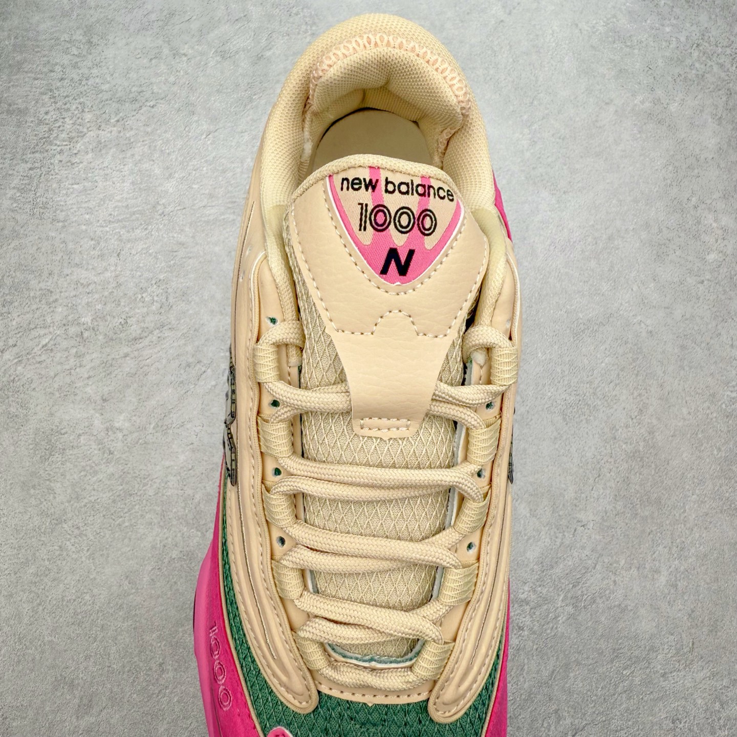 图片[5]-New Balance M1000 NB系列低帮复古老爹风休闲运动慢跑鞋 据悉，New Balance的复古鞋型M1000系列将在2024年正式回归。而自家美产创意总监Teddy Santis的AIMÉ LEON DORE也将率先推出联名1000撑撑场子，鞋款预计将在今年正式发布。New Balance1000系列作为NB最高端的鞋型，诞生于1999年，一度成为当年的热门鞋型，神似Nike Air Max95，现在看来也是一双符合潮流趋势的复古老爹鞋型。此番Teddy Santis亲自操刀，将丰富的配色和升级材质于复古的1000鞋型结合，鞋身采用米色、绿色和粉色的搭配。\\\”N\\\”字Logo也以全新的设计呈现，以1000标志性的网布和皮革材质打造，带来全新的视觉体验。后续ALD和New Balance1000的联名还将推出纯白配色，具体颜值还要等更多实物图的释出。AIMÉ LEON DORE和New Balance的多次联名一直有着超高的人气，无论是550还是1906R都有着不低的溢价，预计此番颜值不错的全新1000也会有着较高的人气。尺码：36 37 37.5 38 38.5 39.5 40 40.5 41.5 42 42.5 43 44 44.5 45-选品中心