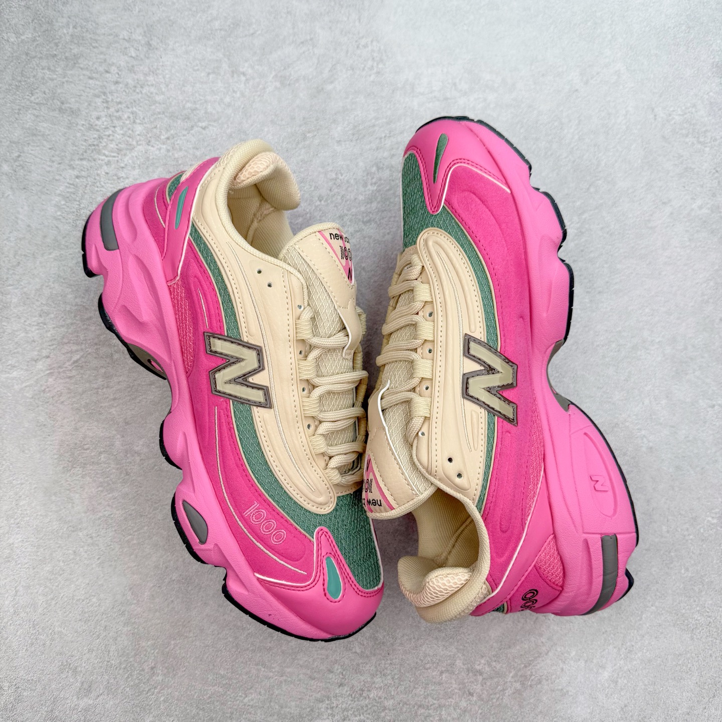 图片[3]-New Balance M1000 NB系列低帮复古老爹风休闲运动慢跑鞋 据悉，New Balance的复古鞋型M1000系列将在2024年正式回归。而自家美产创意总监Teddy Santis的AIMÉ LEON DORE也将率先推出联名1000撑撑场子，鞋款预计将在今年正式发布。New Balance1000系列作为NB最高端的鞋型，诞生于1999年，一度成为当年的热门鞋型，神似Nike Air Max95，现在看来也是一双符合潮流趋势的复古老爹鞋型。此番Teddy Santis亲自操刀，将丰富的配色和升级材质于复古的1000鞋型结合，鞋身采用米色、绿色和粉色的搭配。\\\”N\\\”字Logo也以全新的设计呈现，以1000标志性的网布和皮革材质打造，带来全新的视觉体验。后续ALD和New Balance1000的联名还将推出纯白配色，具体颜值还要等更多实物图的释出。AIMÉ LEON DORE和New Balance的多次联名一直有着超高的人气，无论是550还是1906R都有着不低的溢价，预计此番颜值不错的全新1000也会有着较高的人气。尺码：36 37 37.5 38 38.5 39.5 40 40.5 41.5 42 42.5 43 44 44.5 45-选品中心