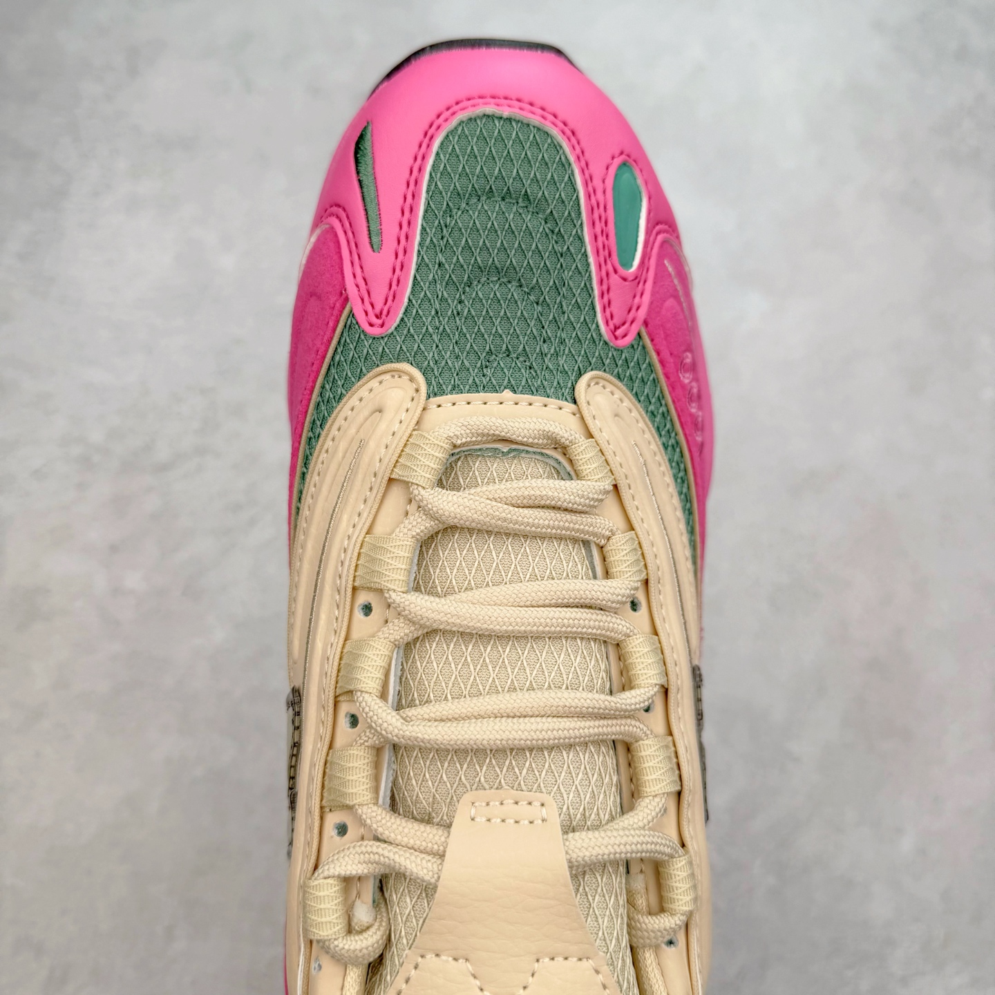 图片[4]-New Balance M1000 NB系列低帮复古老爹风休闲运动慢跑鞋 据悉，New Balance的复古鞋型M1000系列将在2024年正式回归。而自家美产创意总监Teddy Santis的AIMÉ LEON DORE也将率先推出联名1000撑撑场子，鞋款预计将在今年正式发布。New Balance1000系列作为NB最高端的鞋型，诞生于1999年，一度成为当年的热门鞋型，神似Nike Air Max95，现在看来也是一双符合潮流趋势的复古老爹鞋型。此番Teddy Santis亲自操刀，将丰富的配色和升级材质于复古的1000鞋型结合，鞋身采用米色、绿色和粉色的搭配。\\\”N\\\”字Logo也以全新的设计呈现，以1000标志性的网布和皮革材质打造，带来全新的视觉体验。后续ALD和New Balance1000的联名还将推出纯白配色，具体颜值还要等更多实物图的释出。AIMÉ LEON DORE和New Balance的多次联名一直有着超高的人气，无论是550还是1906R都有着不低的溢价，预计此番颜值不错的全新1000也会有着较高的人气。尺码：36 37 37.5 38 38.5 39.5 40 40.5 41.5 42 42.5 43 44 44.5 45-选品中心