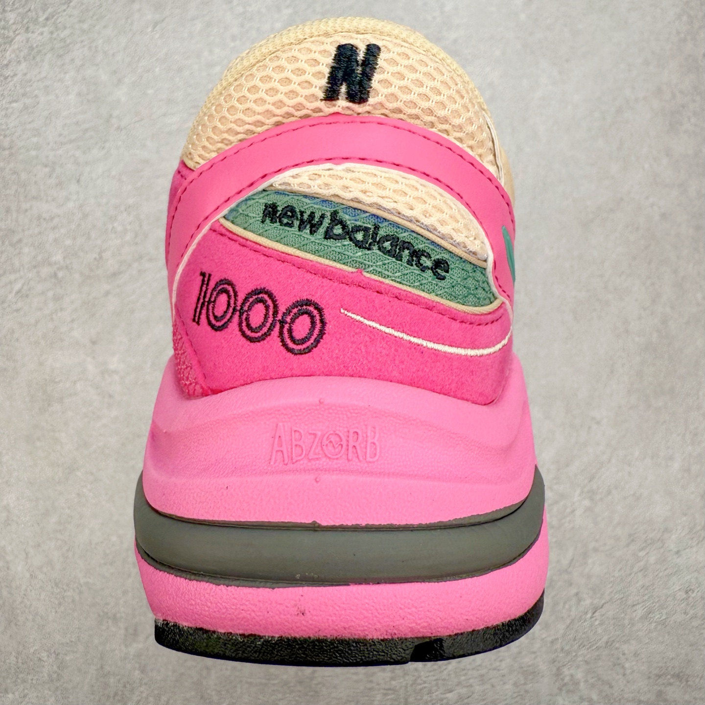 图片[8]-New Balance M1000 NB系列低帮复古老爹风休闲运动慢跑鞋 据悉，New Balance的复古鞋型M1000系列将在2024年正式回归。而自家美产创意总监Teddy Santis的AIMÉ LEON DORE也将率先推出联名1000撑撑场子，鞋款预计将在今年正式发布。New Balance1000系列作为NB最高端的鞋型，诞生于1999年，一度成为当年的热门鞋型，神似Nike Air Max95，现在看来也是一双符合潮流趋势的复古老爹鞋型。此番Teddy Santis亲自操刀，将丰富的配色和升级材质于复古的1000鞋型结合，鞋身采用米色、绿色和粉色的搭配。\\\”N\\\”字Logo也以全新的设计呈现，以1000标志性的网布和皮革材质打造，带来全新的视觉体验。后续ALD和New Balance1000的联名还将推出纯白配色，具体颜值还要等更多实物图的释出。AIMÉ LEON DORE和New Balance的多次联名一直有着超高的人气，无论是550还是1906R都有着不低的溢价，预计此番颜值不错的全新1000也会有着较高的人气。尺码：36 37 37.5 38 38.5 39.5 40 40.5 41.5 42 42.5 43 44 44.5 45-选品中心