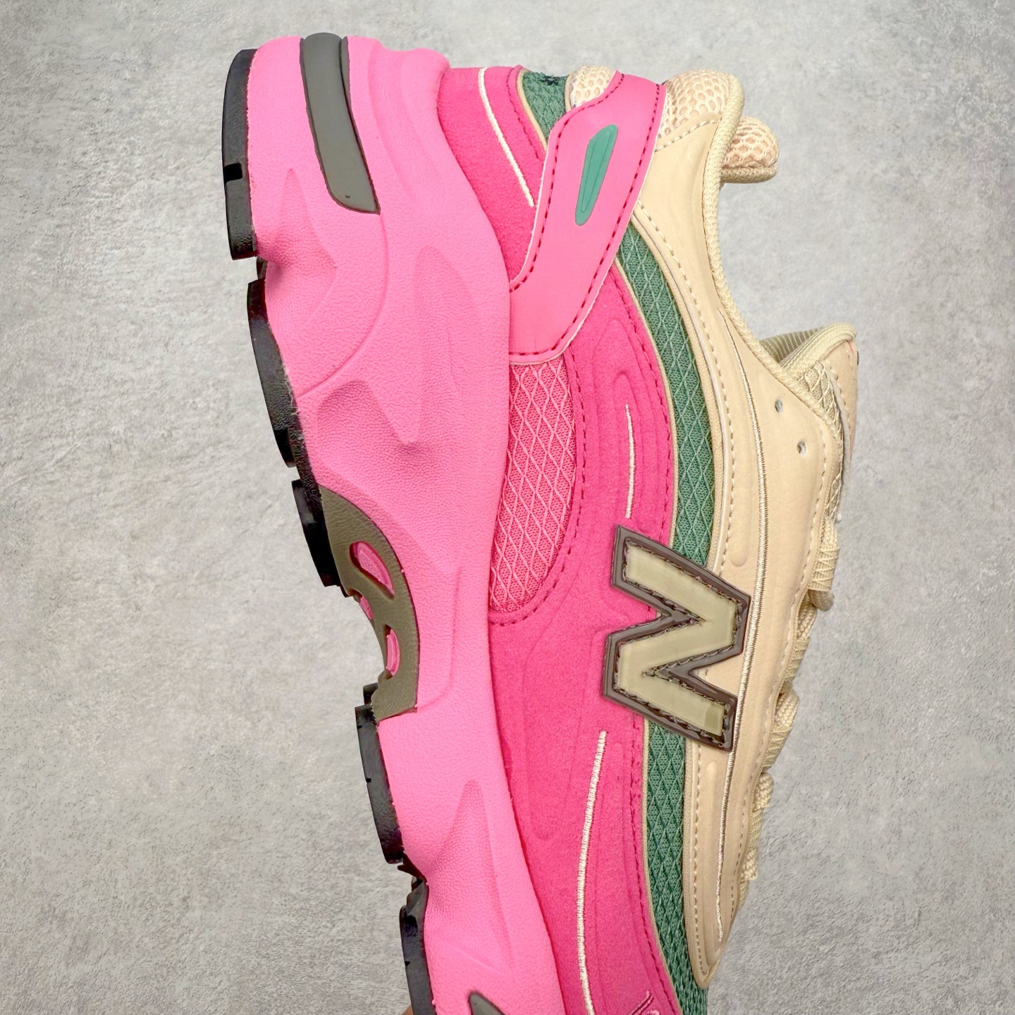 图片[6]-New Balance M1000 NB系列低帮复古老爹风休闲运动慢跑鞋 据悉，New Balance的复古鞋型M1000系列将在2024年正式回归。而自家美产创意总监Teddy Santis的AIMÉ LEON DORE也将率先推出联名1000撑撑场子，鞋款预计将在今年正式发布。New Balance1000系列作为NB最高端的鞋型，诞生于1999年，一度成为当年的热门鞋型，神似Nike Air Max95，现在看来也是一双符合潮流趋势的复古老爹鞋型。此番Teddy Santis亲自操刀，将丰富的配色和升级材质于复古的1000鞋型结合，鞋身采用米色、绿色和粉色的搭配。\\\”N\\\”字Logo也以全新的设计呈现，以1000标志性的网布和皮革材质打造，带来全新的视觉体验。后续ALD和New Balance1000的联名还将推出纯白配色，具体颜值还要等更多实物图的释出。AIMÉ LEON DORE和New Balance的多次联名一直有着超高的人气，无论是550还是1906R都有着不低的溢价，预计此番颜值不错的全新1000也会有着较高的人气。尺码：36 37 37.5 38 38.5 39.5 40 40.5 41.5 42 42.5 43 44 44.5 45-选品中心