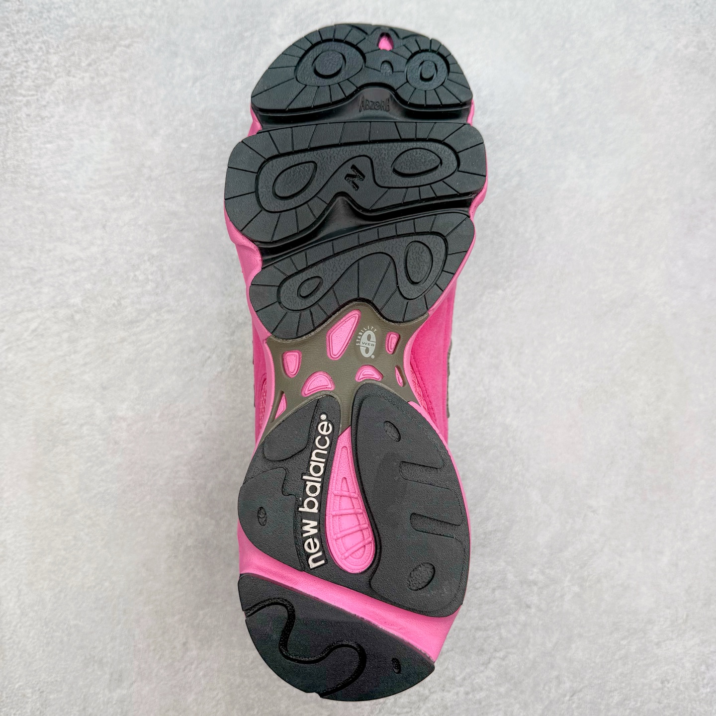 图片[9]-New Balance M1000 NB系列低帮复古老爹风休闲运动慢跑鞋 据悉，New Balance的复古鞋型M1000系列将在2024年正式回归。而自家美产创意总监Teddy Santis的AIMÉ LEON DORE也将率先推出联名1000撑撑场子，鞋款预计将在今年正式发布。New Balance1000系列作为NB最高端的鞋型，诞生于1999年，一度成为当年的热门鞋型，神似Nike Air Max95，现在看来也是一双符合潮流趋势的复古老爹鞋型。此番Teddy Santis亲自操刀，将丰富的配色和升级材质于复古的1000鞋型结合，鞋身采用米色、绿色和粉色的搭配。\\\”N\\\”字Logo也以全新的设计呈现，以1000标志性的网布和皮革材质打造，带来全新的视觉体验。后续ALD和New Balance1000的联名还将推出纯白配色，具体颜值还要等更多实物图的释出。AIMÉ LEON DORE和New Balance的多次联名一直有着超高的人气，无论是550还是1906R都有着不低的溢价，预计此番颜值不错的全新1000也会有着较高的人气。尺码：36 37 37.5 38 38.5 39.5 40 40.5 41.5 42 42.5 43 44 44.5 45-选品中心