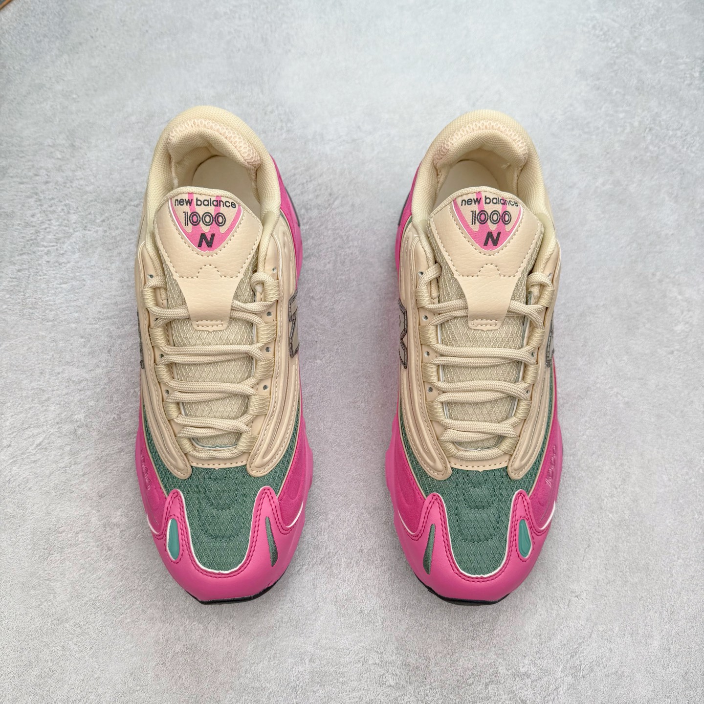 图片[2]-New Balance M1000 NB系列低帮复古老爹风休闲运动慢跑鞋 据悉，New Balance的复古鞋型M1000系列将在2024年正式回归。而自家美产创意总监Teddy Santis的AIMÉ LEON DORE也将率先推出联名1000撑撑场子，鞋款预计将在今年正式发布。New Balance1000系列作为NB最高端的鞋型，诞生于1999年，一度成为当年的热门鞋型，神似Nike Air Max95，现在看来也是一双符合潮流趋势的复古老爹鞋型。此番Teddy Santis亲自操刀，将丰富的配色和升级材质于复古的1000鞋型结合，鞋身采用米色、绿色和粉色的搭配。\\\”N\\\”字Logo也以全新的设计呈现，以1000标志性的网布和皮革材质打造，带来全新的视觉体验。后续ALD和New Balance1000的联名还将推出纯白配色，具体颜值还要等更多实物图的释出。AIMÉ LEON DORE和New Balance的多次联名一直有着超高的人气，无论是550还是1906R都有着不低的溢价，预计此番颜值不错的全新1000也会有着较高的人气。尺码：36 37 37.5 38 38.5 39.5 40 40.5 41.5 42 42.5 43 44 44.5 45-选品中心
