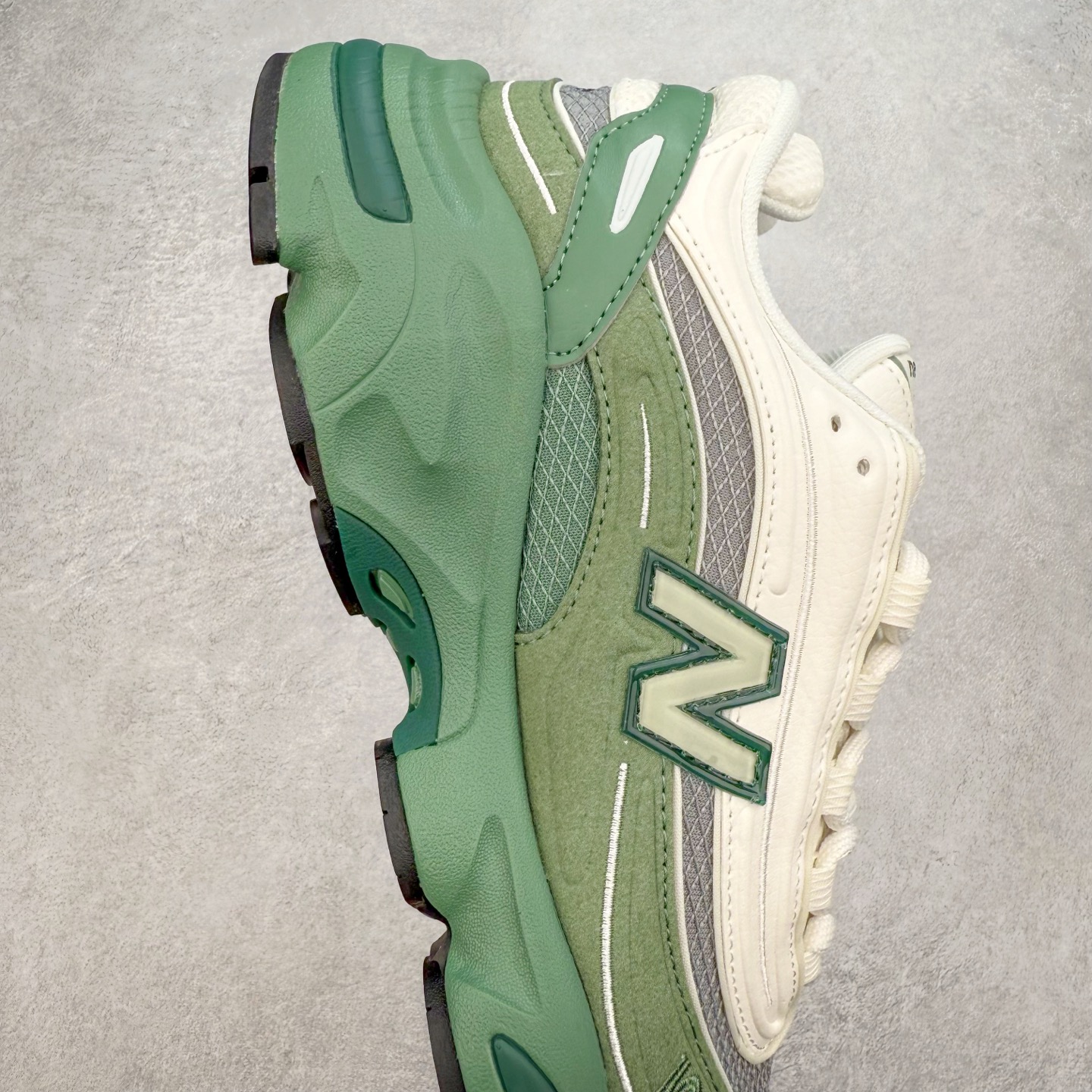 图片[6]-New Balance M1000 NB系列低帮复古老爹风休闲运动慢跑鞋 据悉，New Balance的复古鞋型M1000系列将在2024年正式回归。而自家美产创意总监Teddy Santis的AIMÉ LEON DORE也将率先推出联名1000撑撑场子，鞋款预计将在今年正式发布。New Balance1000系列作为NB最高端的鞋型，诞生于1999年，一度成为当年的热门鞋型，神似Nike Air Max95，现在看来也是一双符合潮流趋势的复古老爹鞋型。此番Teddy Santis亲自操刀，将丰富的配色和升级材质于复古的1000鞋型结合，鞋身采用米色、绿色和粉色的搭配。\\\”N\\\”字Logo也以全新的设计呈现，以1000标志性的网布和皮革材质打造，带来全新的视觉体验。后续ALD和New Balance1000的联名还将推出纯白配色，具体颜值还要等更多实物图的释出。AIMÉ LEON DORE和New Balance的多次联名一直有着超高的人气，无论是550还是1906R都有着不低的溢价，预计此番颜值不错的全新1000也会有着较高的人气。尺码：36 37 37.5 38 38.5 39.5 40 40.5 41.5 42 42.5 43 44 44.5 45-选品中心