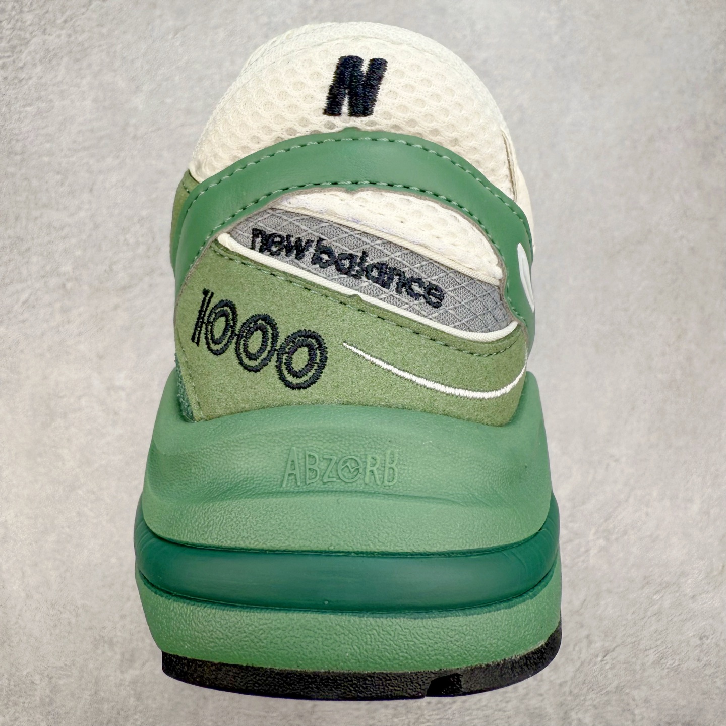 图片[8]-New Balance M1000 NB系列低帮复古老爹风休闲运动慢跑鞋 据悉，New Balance的复古鞋型M1000系列将在2024年正式回归。而自家美产创意总监Teddy Santis的AIMÉ LEON DORE也将率先推出联名1000撑撑场子，鞋款预计将在今年正式发布。New Balance1000系列作为NB最高端的鞋型，诞生于1999年，一度成为当年的热门鞋型，神似Nike Air Max95，现在看来也是一双符合潮流趋势的复古老爹鞋型。此番Teddy Santis亲自操刀，将丰富的配色和升级材质于复古的1000鞋型结合，鞋身采用米色、绿色和粉色的搭配。\\\”N\\\”字Logo也以全新的设计呈现，以1000标志性的网布和皮革材质打造，带来全新的视觉体验。后续ALD和New Balance1000的联名还将推出纯白配色，具体颜值还要等更多实物图的释出。AIMÉ LEON DORE和New Balance的多次联名一直有着超高的人气，无论是550还是1906R都有着不低的溢价，预计此番颜值不错的全新1000也会有着较高的人气。尺码：36 37 37.5 38 38.5 39.5 40 40.5 41.5 42 42.5 43 44 44.5 45-选品中心
