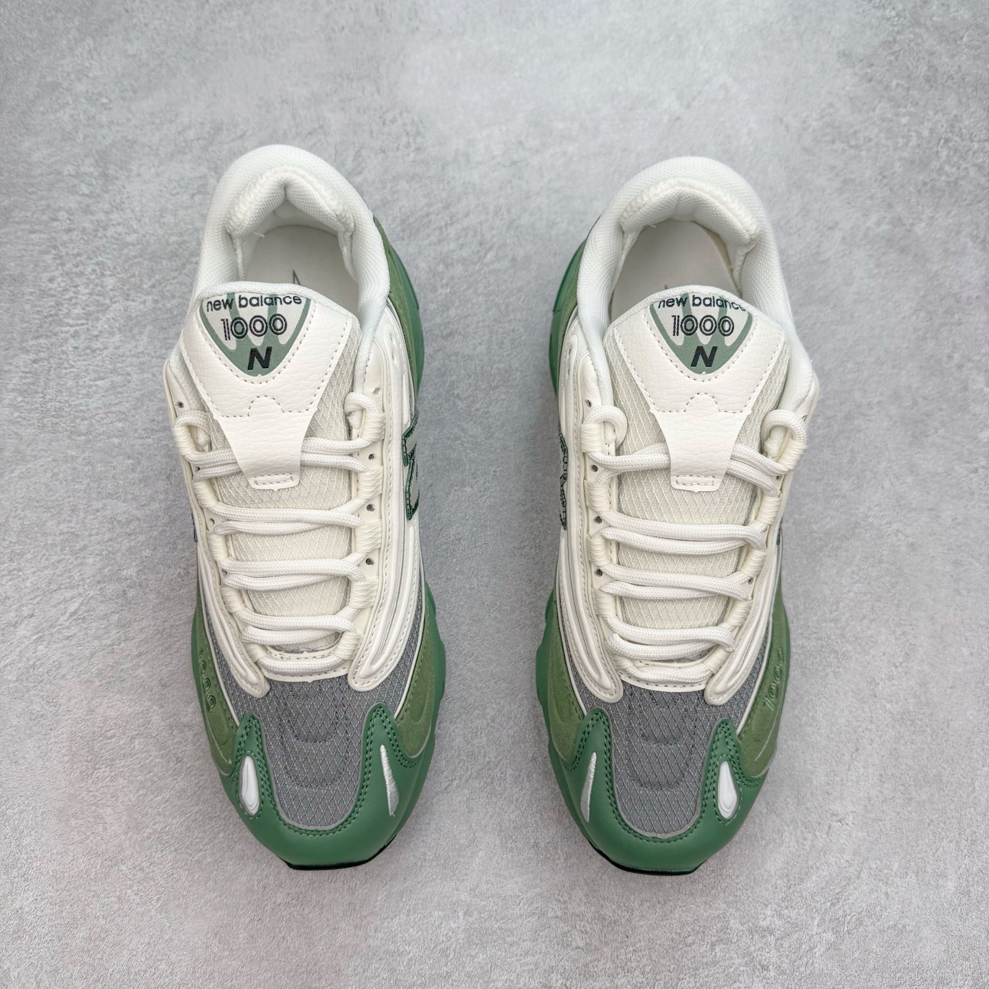 图片[2]-New Balance M1000 NB系列低帮复古老爹风休闲运动慢跑鞋 据悉，New Balance的复古鞋型M1000系列将在2024年正式回归。而自家美产创意总监Teddy Santis的AIMÉ LEON DORE也将率先推出联名1000撑撑场子，鞋款预计将在今年正式发布。New Balance1000系列作为NB最高端的鞋型，诞生于1999年，一度成为当年的热门鞋型，神似Nike Air Max95，现在看来也是一双符合潮流趋势的复古老爹鞋型。此番Teddy Santis亲自操刀，将丰富的配色和升级材质于复古的1000鞋型结合，鞋身采用米色、绿色和粉色的搭配。\\\”N\\\”字Logo也以全新的设计呈现，以1000标志性的网布和皮革材质打造，带来全新的视觉体验。后续ALD和New Balance1000的联名还将推出纯白配色，具体颜值还要等更多实物图的释出。AIMÉ LEON DORE和New Balance的多次联名一直有着超高的人气，无论是550还是1906R都有着不低的溢价，预计此番颜值不错的全新1000也会有着较高的人气。尺码：36 37 37.5 38 38.5 39.5 40 40.5 41.5 42 42.5 43 44 44.5 45-选品中心