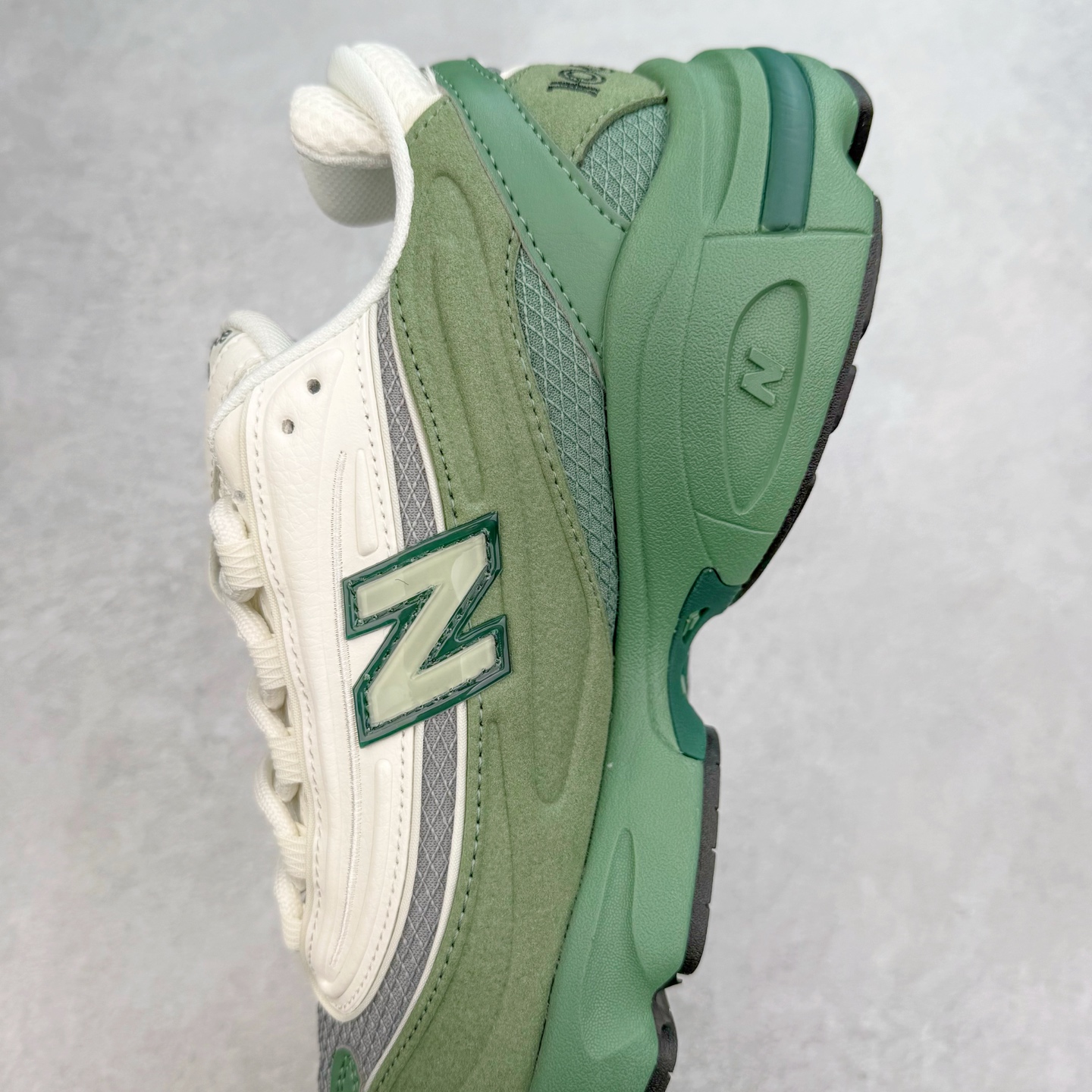 图片[7]-New Balance M1000 NB系列低帮复古老爹风休闲运动慢跑鞋 据悉，New Balance的复古鞋型M1000系列将在2024年正式回归。而自家美产创意总监Teddy Santis的AIMÉ LEON DORE也将率先推出联名1000撑撑场子，鞋款预计将在今年正式发布。New Balance1000系列作为NB最高端的鞋型，诞生于1999年，一度成为当年的热门鞋型，神似Nike Air Max95，现在看来也是一双符合潮流趋势的复古老爹鞋型。此番Teddy Santis亲自操刀，将丰富的配色和升级材质于复古的1000鞋型结合，鞋身采用米色、绿色和粉色的搭配。\\\”N\\\”字Logo也以全新的设计呈现，以1000标志性的网布和皮革材质打造，带来全新的视觉体验。后续ALD和New Balance1000的联名还将推出纯白配色，具体颜值还要等更多实物图的释出。AIMÉ LEON DORE和New Balance的多次联名一直有着超高的人气，无论是550还是1906R都有着不低的溢价，预计此番颜值不错的全新1000也会有着较高的人气。尺码：36 37 37.5 38 38.5 39.5 40 40.5 41.5 42 42.5 43 44 44.5 45-选品中心