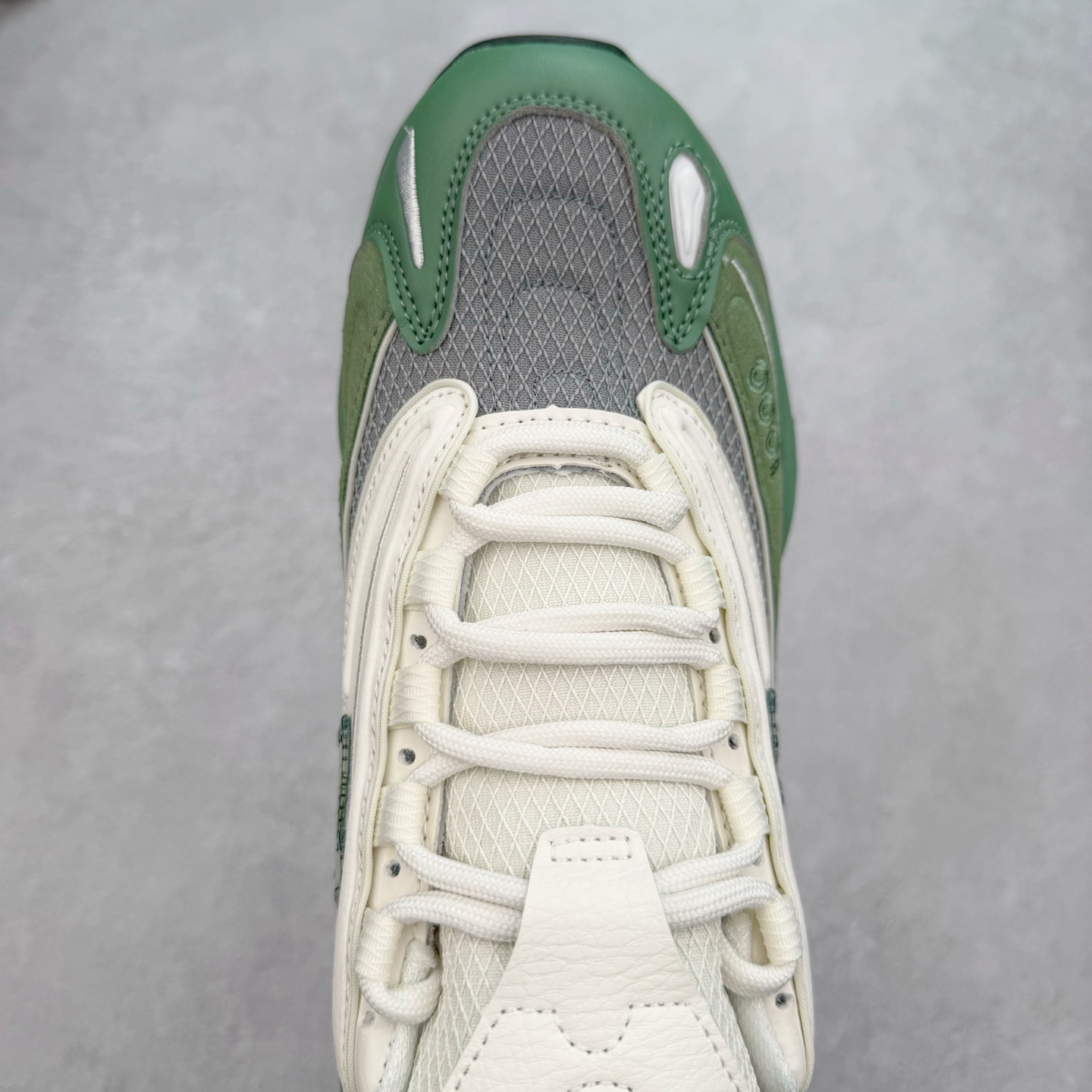 图片[4]-New Balance M1000 NB系列低帮复古老爹风休闲运动慢跑鞋 据悉，New Balance的复古鞋型M1000系列将在2024年正式回归。而自家美产创意总监Teddy Santis的AIMÉ LEON DORE也将率先推出联名1000撑撑场子，鞋款预计将在今年正式发布。New Balance1000系列作为NB最高端的鞋型，诞生于1999年，一度成为当年的热门鞋型，神似Nike Air Max95，现在看来也是一双符合潮流趋势的复古老爹鞋型。此番Teddy Santis亲自操刀，将丰富的配色和升级材质于复古的1000鞋型结合，鞋身采用米色、绿色和粉色的搭配。\\\”N\\\”字Logo也以全新的设计呈现，以1000标志性的网布和皮革材质打造，带来全新的视觉体验。后续ALD和New Balance1000的联名还将推出纯白配色，具体颜值还要等更多实物图的释出。AIMÉ LEON DORE和New Balance的多次联名一直有着超高的人气，无论是550还是1906R都有着不低的溢价，预计此番颜值不错的全新1000也会有着较高的人气。尺码：36 37 37.5 38 38.5 39.5 40 40.5 41.5 42 42.5 43 44 44.5 45-选品中心