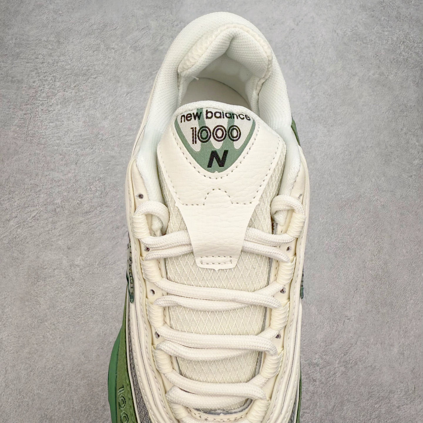 图片[5]-New Balance M1000 NB系列低帮复古老爹风休闲运动慢跑鞋 据悉，New Balance的复古鞋型M1000系列将在2024年正式回归。而自家美产创意总监Teddy Santis的AIMÉ LEON DORE也将率先推出联名1000撑撑场子，鞋款预计将在今年正式发布。New Balance1000系列作为NB最高端的鞋型，诞生于1999年，一度成为当年的热门鞋型，神似Nike Air Max95，现在看来也是一双符合潮流趋势的复古老爹鞋型。此番Teddy Santis亲自操刀，将丰富的配色和升级材质于复古的1000鞋型结合，鞋身采用米色、绿色和粉色的搭配。\\\”N\\\”字Logo也以全新的设计呈现，以1000标志性的网布和皮革材质打造，带来全新的视觉体验。后续ALD和New Balance1000的联名还将推出纯白配色，具体颜值还要等更多实物图的释出。AIMÉ LEON DORE和New Balance的多次联名一直有着超高的人气，无论是550还是1906R都有着不低的溢价，预计此番颜值不错的全新1000也会有着较高的人气。尺码：36 37 37.5 38 38.5 39.5 40 40.5 41.5 42 42.5 43 44 44.5 45-选品中心