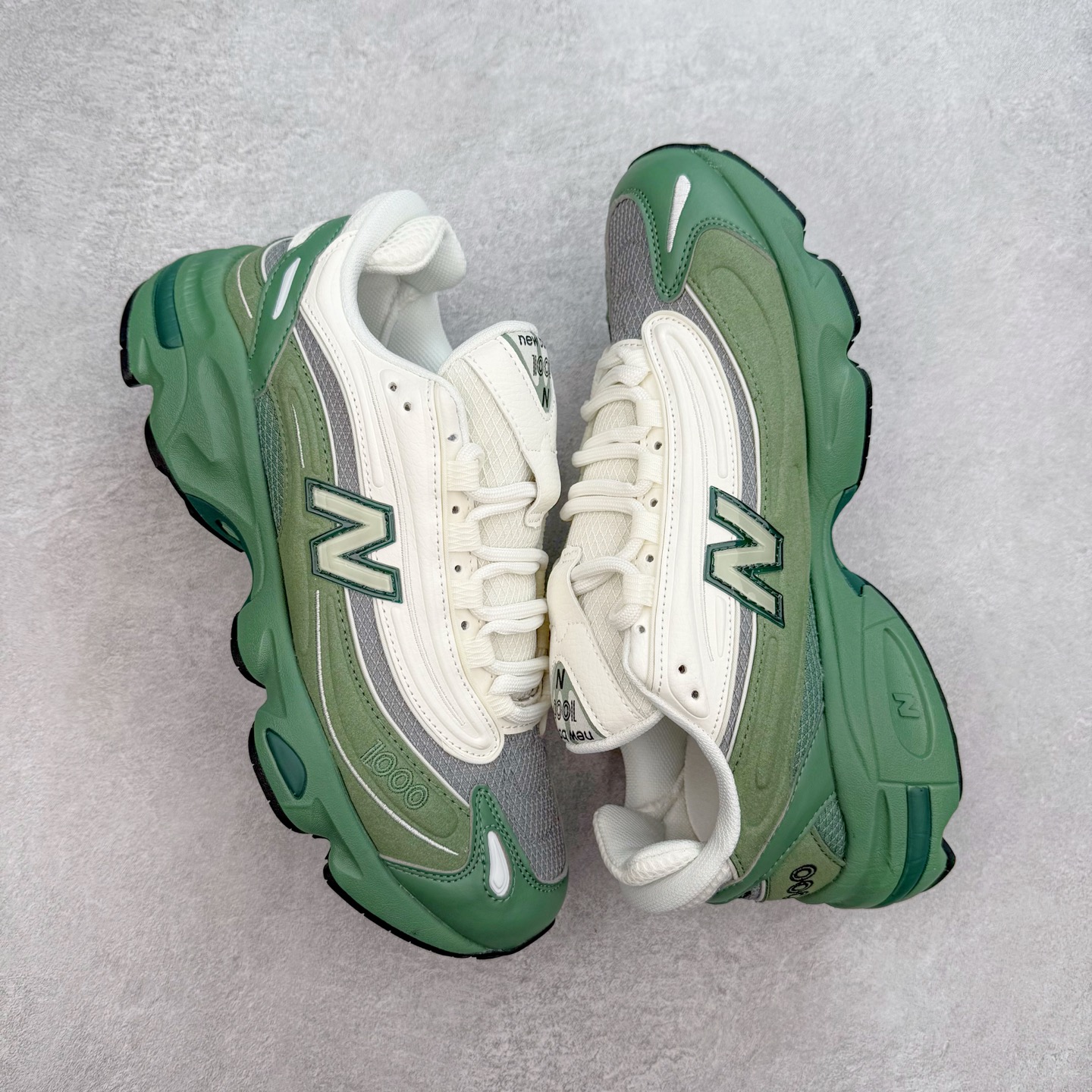 图片[3]-New Balance M1000 NB系列低帮复古老爹风休闲运动慢跑鞋 据悉，New Balance的复古鞋型M1000系列将在2024年正式回归。而自家美产创意总监Teddy Santis的AIMÉ LEON DORE也将率先推出联名1000撑撑场子，鞋款预计将在今年正式发布。New Balance1000系列作为NB最高端的鞋型，诞生于1999年，一度成为当年的热门鞋型，神似Nike Air Max95，现在看来也是一双符合潮流趋势的复古老爹鞋型。此番Teddy Santis亲自操刀，将丰富的配色和升级材质于复古的1000鞋型结合，鞋身采用米色、绿色和粉色的搭配。\\\”N\\\”字Logo也以全新的设计呈现，以1000标志性的网布和皮革材质打造，带来全新的视觉体验。后续ALD和New Balance1000的联名还将推出纯白配色，具体颜值还要等更多实物图的释出。AIMÉ LEON DORE和New Balance的多次联名一直有着超高的人气，无论是550还是1906R都有着不低的溢价，预计此番颜值不错的全新1000也会有着较高的人气。尺码：36 37 37.5 38 38.5 39.5 40 40.5 41.5 42 42.5 43 44 44.5 45-选品中心