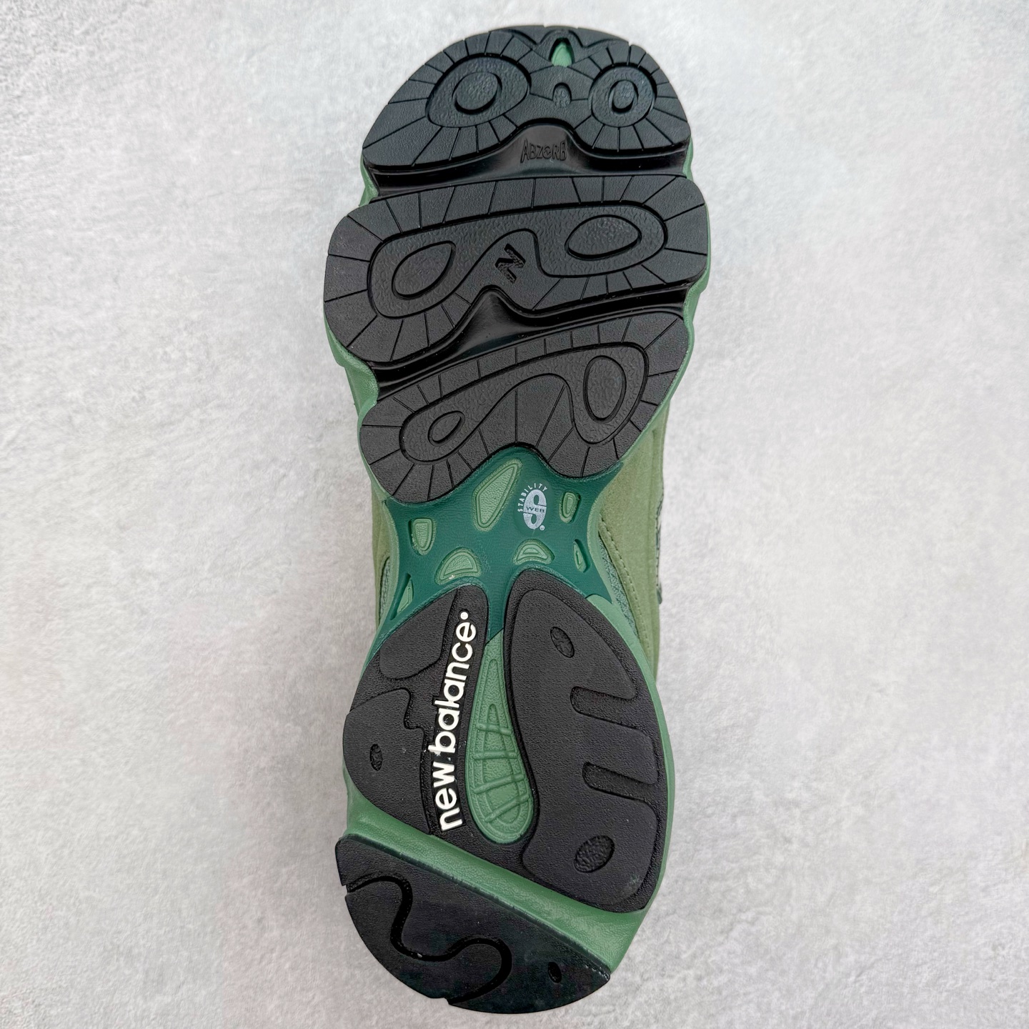 图片[9]-New Balance M1000 NB系列低帮复古老爹风休闲运动慢跑鞋 据悉，New Balance的复古鞋型M1000系列将在2024年正式回归。而自家美产创意总监Teddy Santis的AIMÉ LEON DORE也将率先推出联名1000撑撑场子，鞋款预计将在今年正式发布。New Balance1000系列作为NB最高端的鞋型，诞生于1999年，一度成为当年的热门鞋型，神似Nike Air Max95，现在看来也是一双符合潮流趋势的复古老爹鞋型。此番Teddy Santis亲自操刀，将丰富的配色和升级材质于复古的1000鞋型结合，鞋身采用米色、绿色和粉色的搭配。\\\”N\\\”字Logo也以全新的设计呈现，以1000标志性的网布和皮革材质打造，带来全新的视觉体验。后续ALD和New Balance1000的联名还将推出纯白配色，具体颜值还要等更多实物图的释出。AIMÉ LEON DORE和New Balance的多次联名一直有着超高的人气，无论是550还是1906R都有着不低的溢价，预计此番颜值不错的全新1000也会有着较高的人气。尺码：36 37 37.5 38 38.5 39.5 40 40.5 41.5 42 42.5 43 44 44.5 45-选品中心