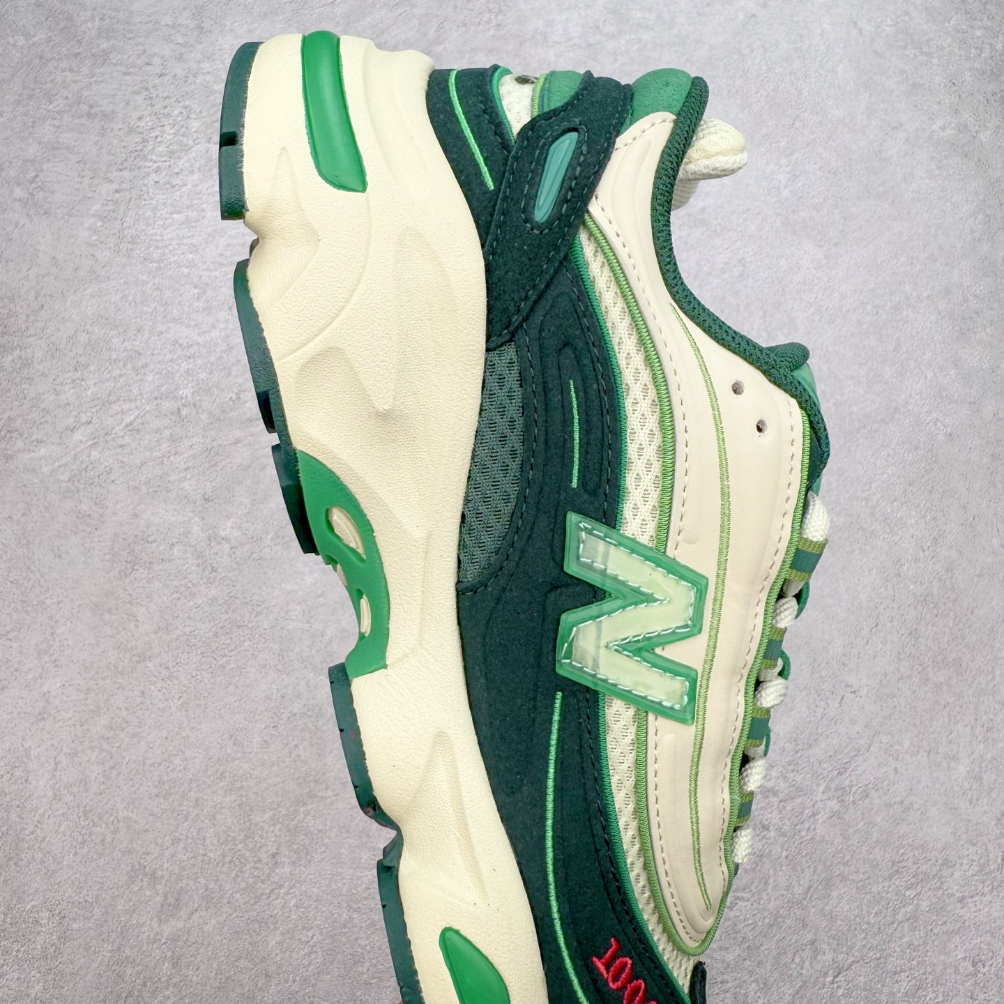 图片[6]-New Balance M1000 NB系列低帮复古老爹风休闲运动慢跑鞋 据悉，New Balance的复古鞋型M1000系列将在2024年正式回归。而自家美产创意总监Teddy Santis的AIMÉ LEON DORE也将率先推出联名1000撑撑场子，鞋款预计将在今年正式发布。New Balance1000系列作为NB最高端的鞋型，诞生于1999年，一度成为当年的热门鞋型，神似Nike Air Max95，现在看来也是一双符合潮流趋势的复古老爹鞋型。此番Teddy Santis亲自操刀，将丰富的配色和升级材质于复古的1000鞋型结合，鞋身采用米色、绿色和粉色的搭配。\\\”N\\\”字Logo也以全新的设计呈现，以1000标志性的网布和皮革材质打造，带来全新的视觉体验。后续ALD和New Balance1000的联名还将推出纯白配色，具体颜值还要等更多实物图的释出。AIMÉ LEON DORE和New Balance的多次联名一直有着超高的人气，无论是550还是1906R都有着不低的溢价，预计此番颜值不错的全新1000也会有着较高的人气。尺码：36 37 37.5 38 38.5 39.5 40 40.5 41.5 42 42.5 43 44 44.5 45-选品中心