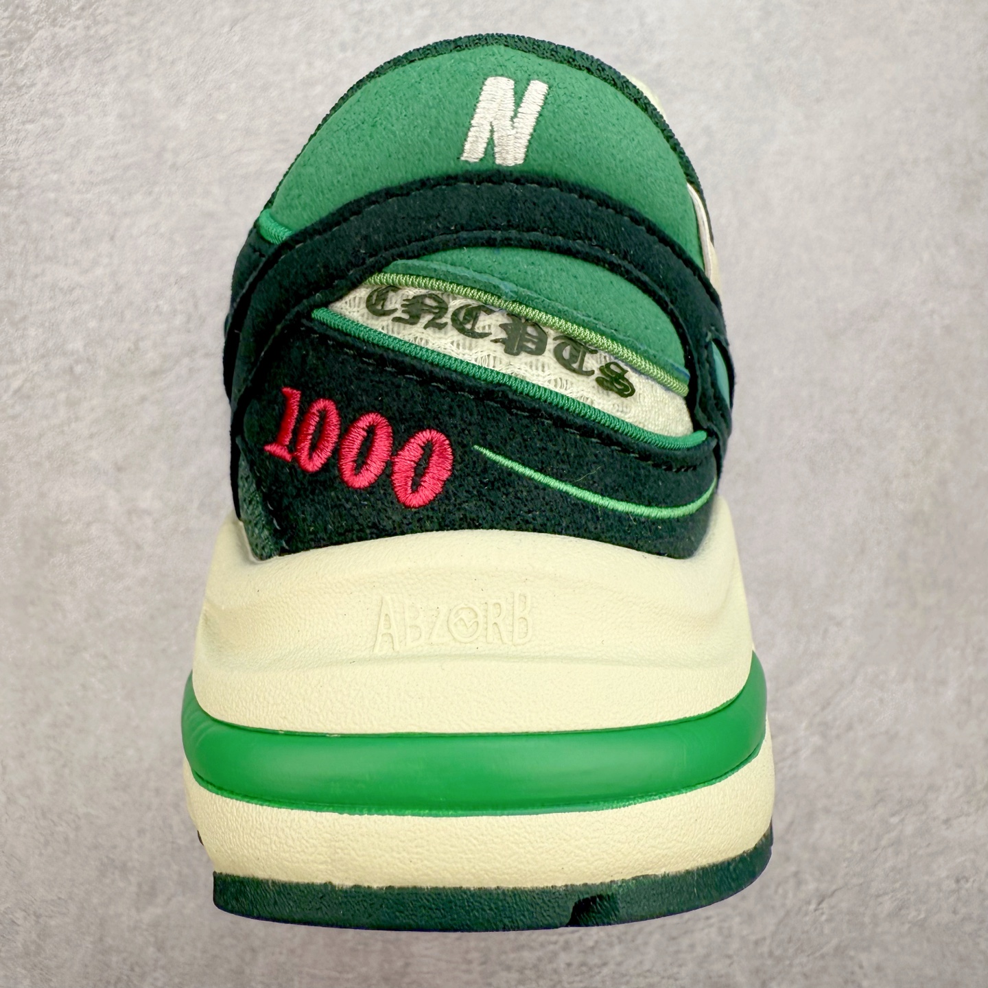 图片[8]-New Balance M1000 NB系列低帮复古老爹风休闲运动慢跑鞋 据悉，New Balance的复古鞋型M1000系列将在2024年正式回归。而自家美产创意总监Teddy Santis的AIMÉ LEON DORE也将率先推出联名1000撑撑场子，鞋款预计将在今年正式发布。New Balance1000系列作为NB最高端的鞋型，诞生于1999年，一度成为当年的热门鞋型，神似Nike Air Max95，现在看来也是一双符合潮流趋势的复古老爹鞋型。此番Teddy Santis亲自操刀，将丰富的配色和升级材质于复古的1000鞋型结合，鞋身采用米色、绿色和粉色的搭配。\\\”N\\\”字Logo也以全新的设计呈现，以1000标志性的网布和皮革材质打造，带来全新的视觉体验。后续ALD和New Balance1000的联名还将推出纯白配色，具体颜值还要等更多实物图的释出。AIMÉ LEON DORE和New Balance的多次联名一直有着超高的人气，无论是550还是1906R都有着不低的溢价，预计此番颜值不错的全新1000也会有着较高的人气。尺码：36 37 37.5 38 38.5 39.5 40 40.5 41.5 42 42.5 43 44 44.5 45-选品中心