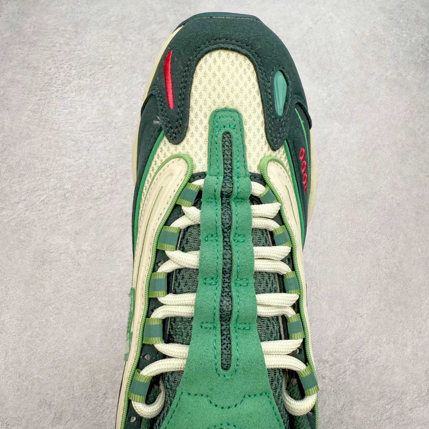 图片[4]-New Balance M1000 NB系列低帮复古老爹风休闲运动慢跑鞋 据悉，New Balance的复古鞋型M1000系列将在2024年正式回归。而自家美产创意总监Teddy Santis的AIMÉ LEON DORE也将率先推出联名1000撑撑场子，鞋款预计将在今年正式发布。New Balance1000系列作为NB最高端的鞋型，诞生于1999年，一度成为当年的热门鞋型，神似Nike Air Max95，现在看来也是一双符合潮流趋势的复古老爹鞋型。此番Teddy Santis亲自操刀，将丰富的配色和升级材质于复古的1000鞋型结合，鞋身采用米色、绿色和粉色的搭配。\\\”N\\\”字Logo也以全新的设计呈现，以1000标志性的网布和皮革材质打造，带来全新的视觉体验。后续ALD和New Balance1000的联名还将推出纯白配色，具体颜值还要等更多实物图的释出。AIMÉ LEON DORE和New Balance的多次联名一直有着超高的人气，无论是550还是1906R都有着不低的溢价，预计此番颜值不错的全新1000也会有着较高的人气。尺码：36 37 37.5 38 38.5 39.5 40 40.5 41.5 42 42.5 43 44 44.5 45-选品中心