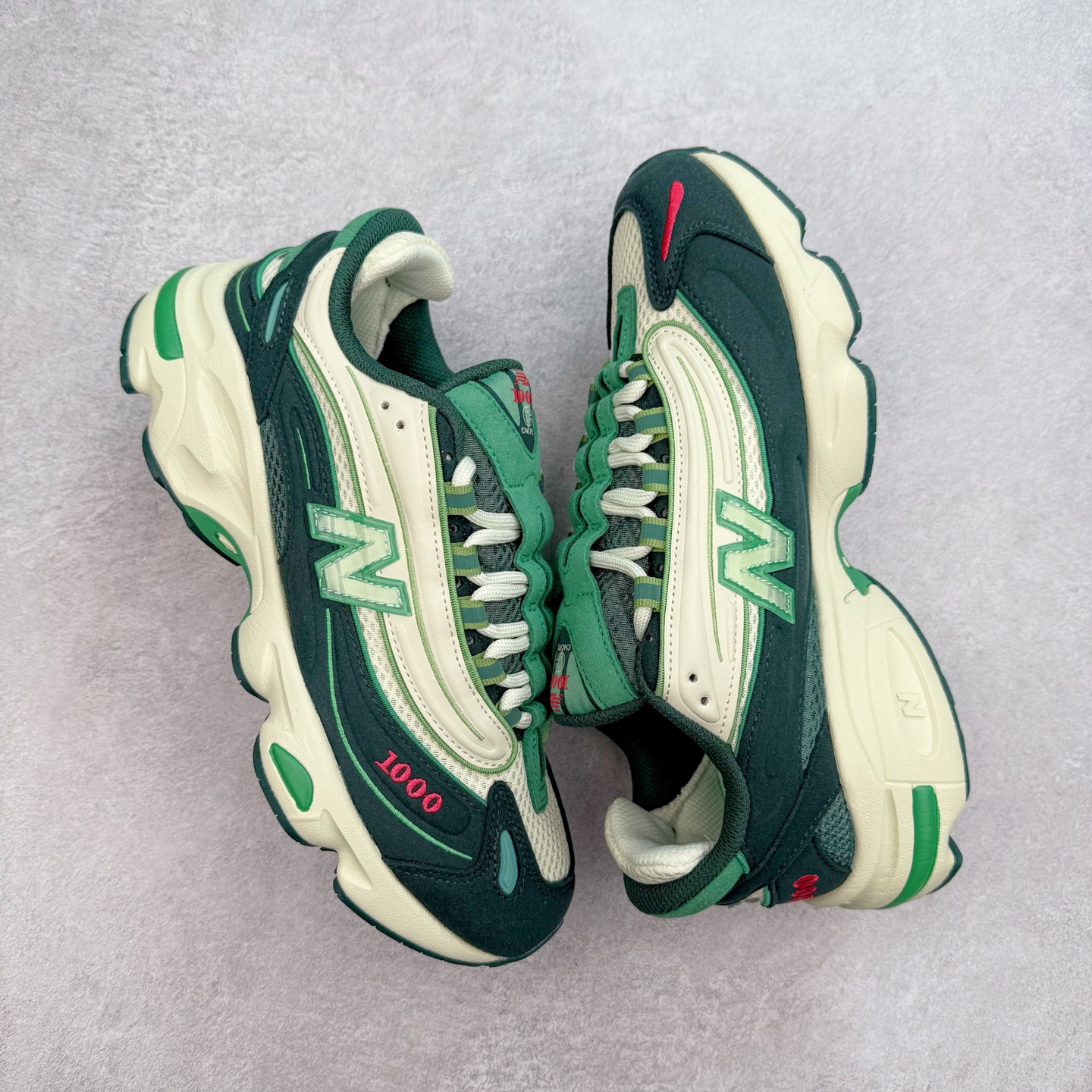 图片[3]-New Balance M1000 NB系列低帮复古老爹风休闲运动慢跑鞋 据悉，New Balance的复古鞋型M1000系列将在2024年正式回归。而自家美产创意总监Teddy Santis的AIMÉ LEON DORE也将率先推出联名1000撑撑场子，鞋款预计将在今年正式发布。New Balance1000系列作为NB最高端的鞋型，诞生于1999年，一度成为当年的热门鞋型，神似Nike Air Max95，现在看来也是一双符合潮流趋势的复古老爹鞋型。此番Teddy Santis亲自操刀，将丰富的配色和升级材质于复古的1000鞋型结合，鞋身采用米色、绿色和粉色的搭配。\\\”N\\\”字Logo也以全新的设计呈现，以1000标志性的网布和皮革材质打造，带来全新的视觉体验。后续ALD和New Balance1000的联名还将推出纯白配色，具体颜值还要等更多实物图的释出。AIMÉ LEON DORE和New Balance的多次联名一直有着超高的人气，无论是550还是1906R都有着不低的溢价，预计此番颜值不错的全新1000也会有着较高的人气。尺码：36 37 37.5 38 38.5 39.5 40 40.5 41.5 42 42.5 43 44 44.5 45-选品中心