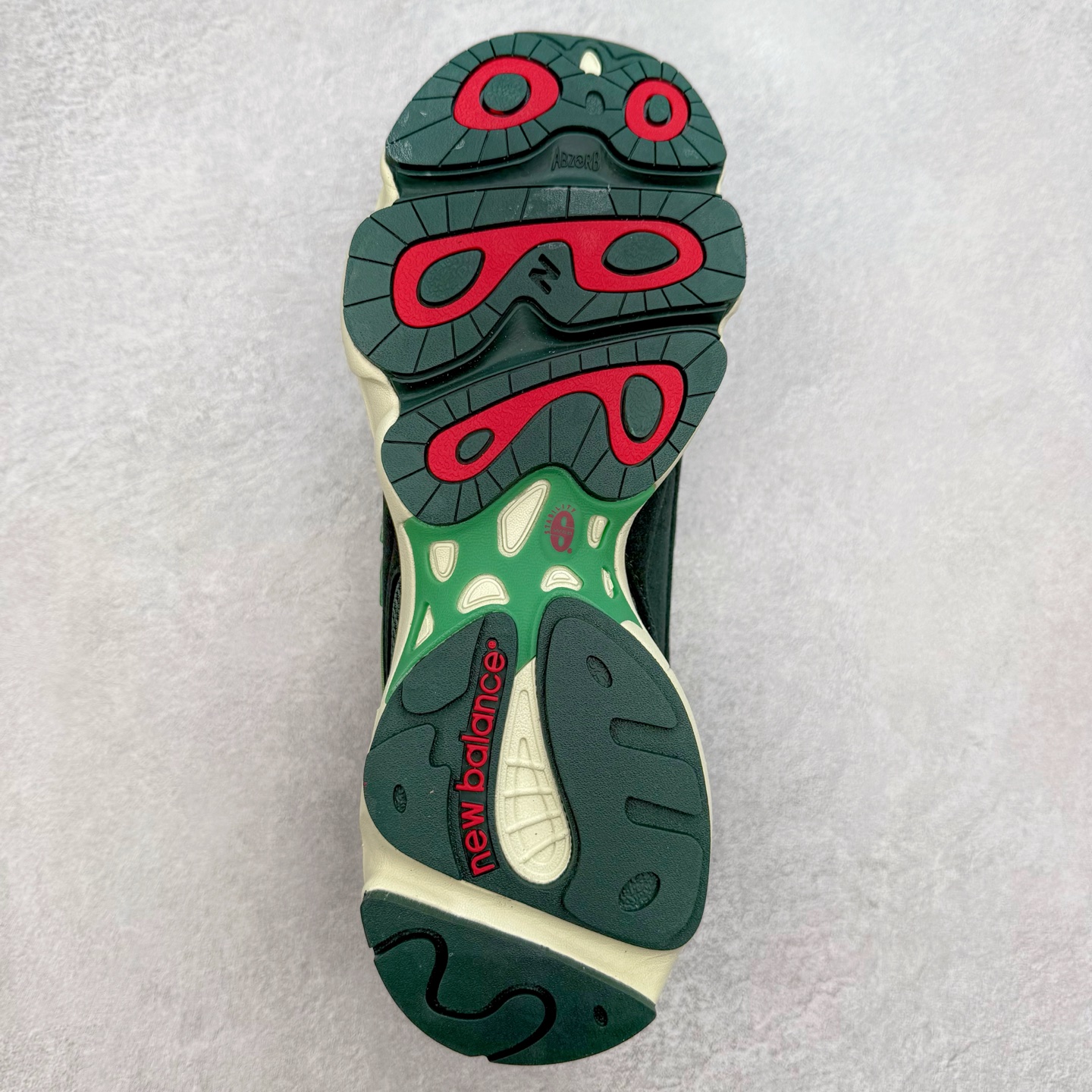 图片[9]-New Balance M1000 NB系列低帮复古老爹风休闲运动慢跑鞋 据悉，New Balance的复古鞋型M1000系列将在2024年正式回归。而自家美产创意总监Teddy Santis的AIMÉ LEON DORE也将率先推出联名1000撑撑场子，鞋款预计将在今年正式发布。New Balance1000系列作为NB最高端的鞋型，诞生于1999年，一度成为当年的热门鞋型，神似Nike Air Max95，现在看来也是一双符合潮流趋势的复古老爹鞋型。此番Teddy Santis亲自操刀，将丰富的配色和升级材质于复古的1000鞋型结合，鞋身采用米色、绿色和粉色的搭配。\\\”N\\\”字Logo也以全新的设计呈现，以1000标志性的网布和皮革材质打造，带来全新的视觉体验。后续ALD和New Balance1000的联名还将推出纯白配色，具体颜值还要等更多实物图的释出。AIMÉ LEON DORE和New Balance的多次联名一直有着超高的人气，无论是550还是1906R都有着不低的溢价，预计此番颜值不错的全新1000也会有着较高的人气。尺码：36 37 37.5 38 38.5 39.5 40 40.5 41.5 42 42.5 43 44 44.5 45-选品中心