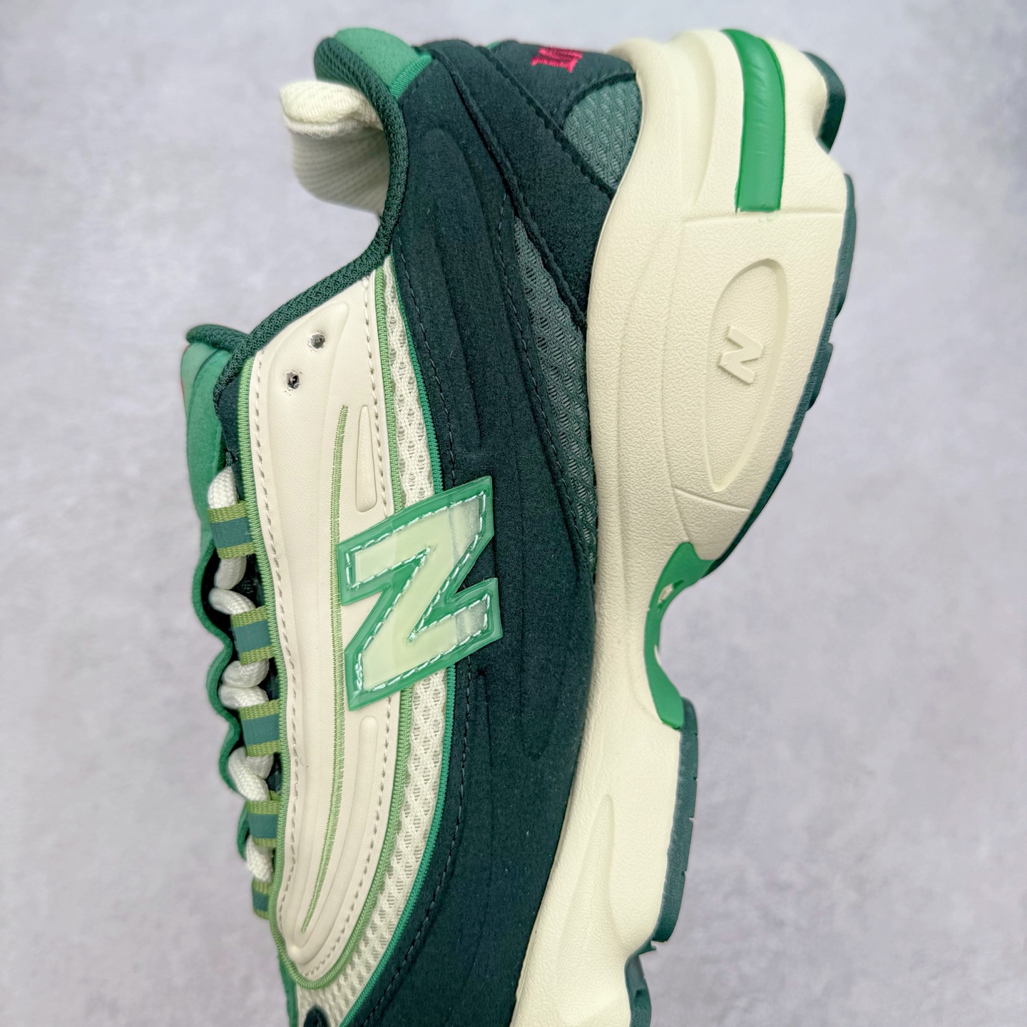 图片[7]-New Balance M1000 NB系列低帮复古老爹风休闲运动慢跑鞋 据悉，New Balance的复古鞋型M1000系列将在2024年正式回归。而自家美产创意总监Teddy Santis的AIMÉ LEON DORE也将率先推出联名1000撑撑场子，鞋款预计将在今年正式发布。New Balance1000系列作为NB最高端的鞋型，诞生于1999年，一度成为当年的热门鞋型，神似Nike Air Max95，现在看来也是一双符合潮流趋势的复古老爹鞋型。此番Teddy Santis亲自操刀，将丰富的配色和升级材质于复古的1000鞋型结合，鞋身采用米色、绿色和粉色的搭配。\\\”N\\\”字Logo也以全新的设计呈现，以1000标志性的网布和皮革材质打造，带来全新的视觉体验。后续ALD和New Balance1000的联名还将推出纯白配色，具体颜值还要等更多实物图的释出。AIMÉ LEON DORE和New Balance的多次联名一直有着超高的人气，无论是550还是1906R都有着不低的溢价，预计此番颜值不错的全新1000也会有着较高的人气。尺码：36 37 37.5 38 38.5 39.5 40 40.5 41.5 42 42.5 43 44 44.5 45-选品中心