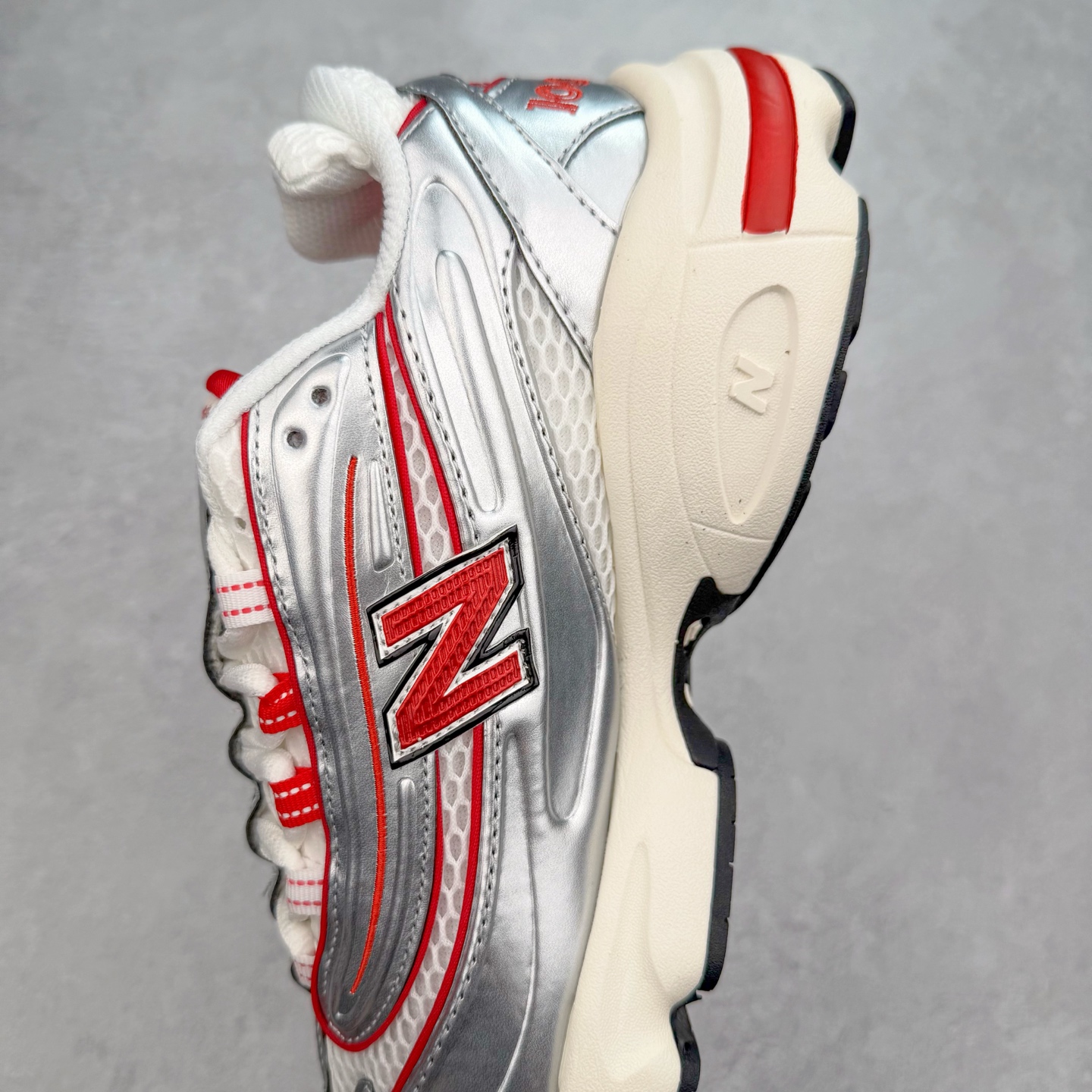 图片[7]-New Balance M1000 NB系列低帮复古老爹风休闲运动慢跑鞋 据悉，New Balance的复古鞋型M1000系列将在2024年正式回归。而自家美产创意总监Teddy Santis的AIMÉ LEON DORE也将率先推出联名1000撑撑场子，鞋款预计将在今年正式发布。New Balance1000系列作为NB最高端的鞋型，诞生于1999年，一度成为当年的热门鞋型，神似Nike Air Max95，现在看来也是一双符合潮流趋势的复古老爹鞋型。此番Teddy Santis亲自操刀，将丰富的配色和升级材质于复古的1000鞋型结合，鞋身采用米色、绿色和粉色的搭配。\\\”N\\\”字Logo也以全新的设计呈现，以1000标志性的网布和皮革材质打造，带来全新的视觉体验。后续ALD和New Balance1000的联名还将推出纯白配色，具体颜值还要等更多实物图的释出。AIMÉ LEON DORE和New Balance的多次联名一直有着超高的人气，无论是550还是1906R都有着不低的溢价，预计此番颜值不错的全新1000也会有着较高的人气。尺码：36 37 37.5 38 38.5 39.5 40 40.5 41.5 42 42.5 43 44 44.5 45-选品中心