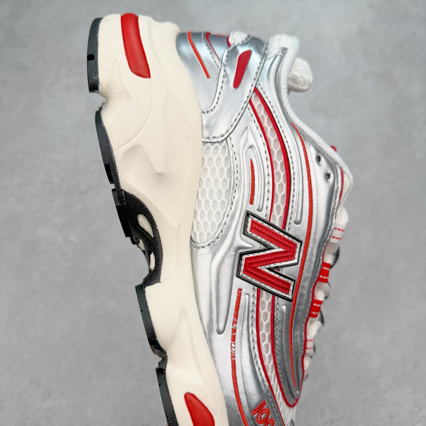 图片[6]-New Balance M1000 NB系列低帮复古老爹风休闲运动慢跑鞋 据悉，New Balance的复古鞋型M1000系列将在2024年正式回归。而自家美产创意总监Teddy Santis的AIMÉ LEON DORE也将率先推出联名1000撑撑场子，鞋款预计将在今年正式发布。New Balance1000系列作为NB最高端的鞋型，诞生于1999年，一度成为当年的热门鞋型，神似Nike Air Max95，现在看来也是一双符合潮流趋势的复古老爹鞋型。此番Teddy Santis亲自操刀，将丰富的配色和升级材质于复古的1000鞋型结合，鞋身采用米色、绿色和粉色的搭配。\\\”N\\\”字Logo也以全新的设计呈现，以1000标志性的网布和皮革材质打造，带来全新的视觉体验。后续ALD和New Balance1000的联名还将推出纯白配色，具体颜值还要等更多实物图的释出。AIMÉ LEON DORE和New Balance的多次联名一直有着超高的人气，无论是550还是1906R都有着不低的溢价，预计此番颜值不错的全新1000也会有着较高的人气。尺码：36 37 37.5 38 38.5 39.5 40 40.5 41.5 42 42.5 43 44 44.5 45-选品中心