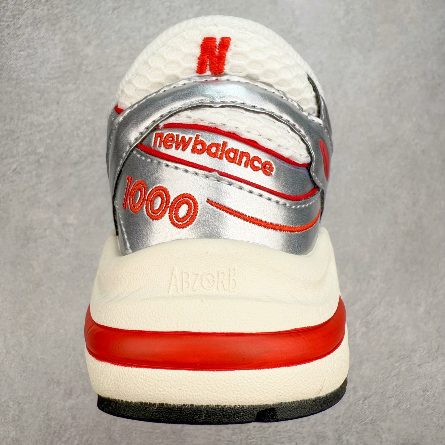 图片[8]-New Balance M1000 NB系列低帮复古老爹风休闲运动慢跑鞋 据悉，New Balance的复古鞋型M1000系列将在2024年正式回归。而自家美产创意总监Teddy Santis的AIMÉ LEON DORE也将率先推出联名1000撑撑场子，鞋款预计将在今年正式发布。New Balance1000系列作为NB最高端的鞋型，诞生于1999年，一度成为当年的热门鞋型，神似Nike Air Max95，现在看来也是一双符合潮流趋势的复古老爹鞋型。此番Teddy Santis亲自操刀，将丰富的配色和升级材质于复古的1000鞋型结合，鞋身采用米色、绿色和粉色的搭配。\\\”N\\\”字Logo也以全新的设计呈现，以1000标志性的网布和皮革材质打造，带来全新的视觉体验。后续ALD和New Balance1000的联名还将推出纯白配色，具体颜值还要等更多实物图的释出。AIMÉ LEON DORE和New Balance的多次联名一直有着超高的人气，无论是550还是1906R都有着不低的溢价，预计此番颜值不错的全新1000也会有着较高的人气。尺码：36 37 37.5 38 38.5 39.5 40 40.5 41.5 42 42.5 43 44 44.5 45-选品中心