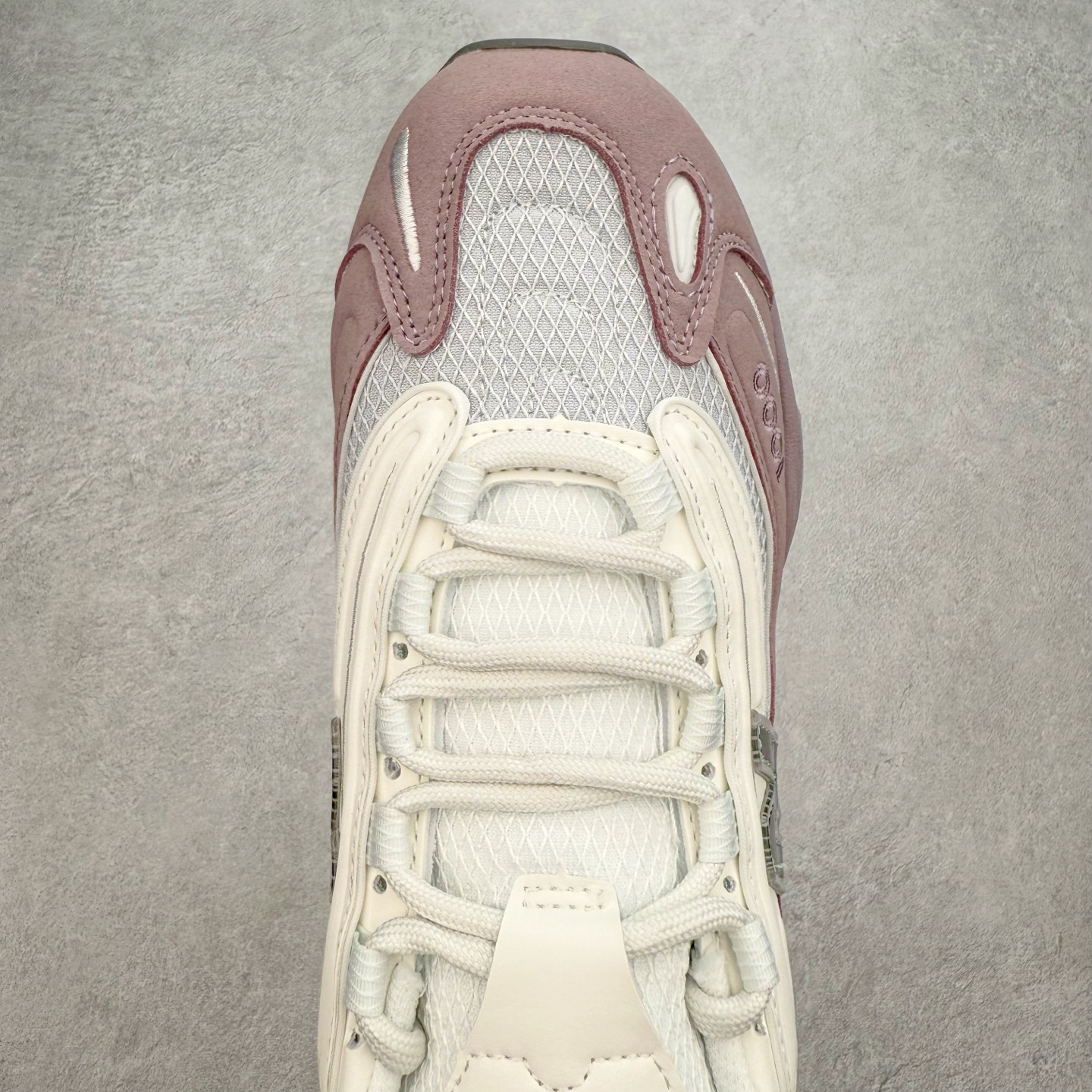 图片[4]-New Balance M1000 NB系列低帮复古老爹风休闲运动慢跑鞋 据悉，New Balance的复古鞋型M1000系列将在2024年正式回归。而自家美产创意总监Teddy Santis的AIMÉ LEON DORE也将率先推出联名1000撑撑场子，鞋款预计将在今年正式发布。New Balance1000系列作为NB最高端的鞋型，诞生于1999年，一度成为当年的热门鞋型，神似Nike Air Max95，现在看来也是一双符合潮流趋势的复古老爹鞋型。此番Teddy Santis亲自操刀，将丰富的配色和升级材质于复古的1000鞋型结合，鞋身采用米色、绿色和粉色的搭配。\\\”N\\\”字Logo也以全新的设计呈现，以1000标志性的网布和皮革材质打造，带来全新的视觉体验。后续ALD和New Balance1000的联名还将推出纯白配色，具体颜值还要等更多实物图的释出。AIMÉ LEON DORE和New Balance的多次联名一直有着超高的人气，无论是550还是1906R都有着不低的溢价，预计此番颜值不错的全新1000也会有着较高的人气。尺码：36 37 37.5 38 38.5 39.5 40 40.5 41.5 42 42.5 43 44 44.5 45-选品中心