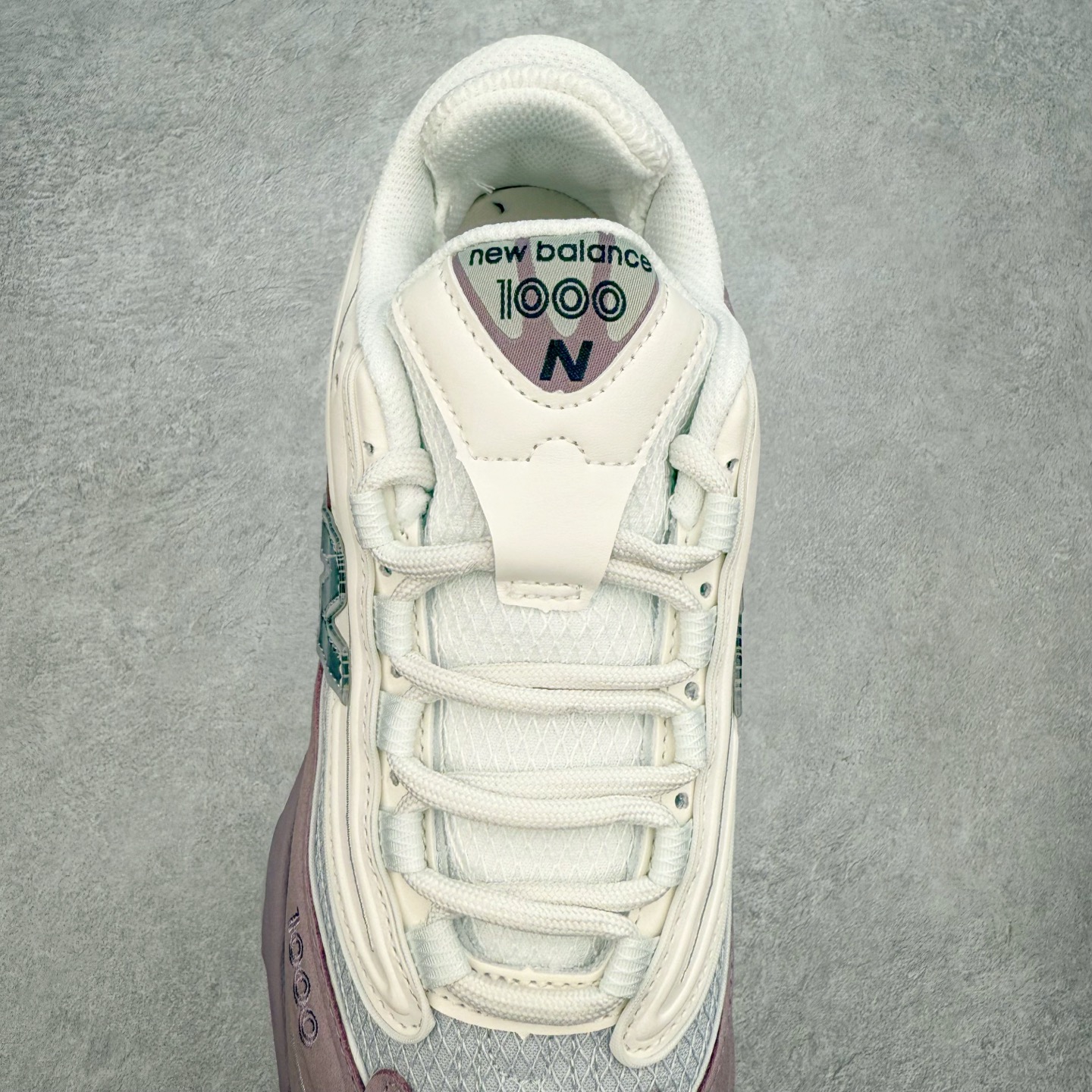 图片[5]-New Balance M1000 NB系列低帮复古老爹风休闲运动慢跑鞋 据悉，New Balance的复古鞋型M1000系列将在2024年正式回归。而自家美产创意总监Teddy Santis的AIMÉ LEON DORE也将率先推出联名1000撑撑场子，鞋款预计将在今年正式发布。New Balance1000系列作为NB最高端的鞋型，诞生于1999年，一度成为当年的热门鞋型，神似Nike Air Max95，现在看来也是一双符合潮流趋势的复古老爹鞋型。此番Teddy Santis亲自操刀，将丰富的配色和升级材质于复古的1000鞋型结合，鞋身采用米色、绿色和粉色的搭配。\\\”N\\\”字Logo也以全新的设计呈现，以1000标志性的网布和皮革材质打造，带来全新的视觉体验。后续ALD和New Balance1000的联名还将推出纯白配色，具体颜值还要等更多实物图的释出。AIMÉ LEON DORE和New Balance的多次联名一直有着超高的人气，无论是550还是1906R都有着不低的溢价，预计此番颜值不错的全新1000也会有着较高的人气。尺码：36 37 37.5 38 38.5 39.5 40 40.5 41.5 42 42.5 43 44 44.5 45-选品中心