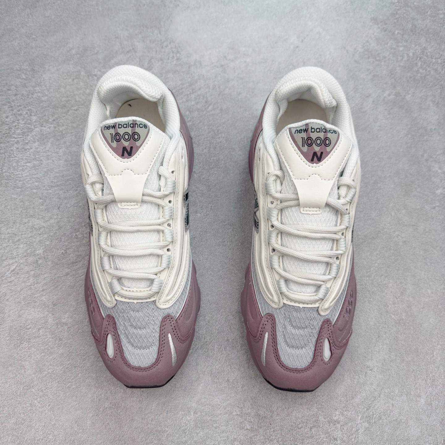 图片[2]-New Balance M1000 NB系列低帮复古老爹风休闲运动慢跑鞋 据悉，New Balance的复古鞋型M1000系列将在2024年正式回归。而自家美产创意总监Teddy Santis的AIMÉ LEON DORE也将率先推出联名1000撑撑场子，鞋款预计将在今年正式发布。New Balance1000系列作为NB最高端的鞋型，诞生于1999年，一度成为当年的热门鞋型，神似Nike Air Max95，现在看来也是一双符合潮流趋势的复古老爹鞋型。此番Teddy Santis亲自操刀，将丰富的配色和升级材质于复古的1000鞋型结合，鞋身采用米色、绿色和粉色的搭配。\\\”N\\\”字Logo也以全新的设计呈现，以1000标志性的网布和皮革材质打造，带来全新的视觉体验。后续ALD和New Balance1000的联名还将推出纯白配色，具体颜值还要等更多实物图的释出。AIMÉ LEON DORE和New Balance的多次联名一直有着超高的人气，无论是550还是1906R都有着不低的溢价，预计此番颜值不错的全新1000也会有着较高的人气。尺码：36 37 37.5 38 38.5 39.5 40 40.5 41.5 42 42.5 43 44 44.5 45-选品中心