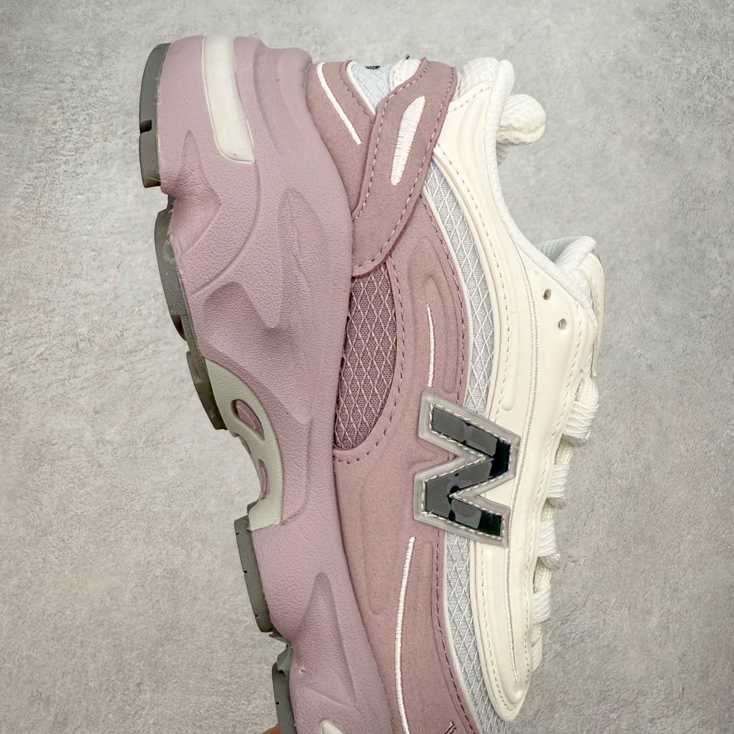 图片[6]-New Balance M1000 NB系列低帮复古老爹风休闲运动慢跑鞋 据悉，New Balance的复古鞋型M1000系列将在2024年正式回归。而自家美产创意总监Teddy Santis的AIMÉ LEON DORE也将率先推出联名1000撑撑场子，鞋款预计将在今年正式发布。New Balance1000系列作为NB最高端的鞋型，诞生于1999年，一度成为当年的热门鞋型，神似Nike Air Max95，现在看来也是一双符合潮流趋势的复古老爹鞋型。此番Teddy Santis亲自操刀，将丰富的配色和升级材质于复古的1000鞋型结合，鞋身采用米色、绿色和粉色的搭配。\\\”N\\\”字Logo也以全新的设计呈现，以1000标志性的网布和皮革材质打造，带来全新的视觉体验。后续ALD和New Balance1000的联名还将推出纯白配色，具体颜值还要等更多实物图的释出。AIMÉ LEON DORE和New Balance的多次联名一直有着超高的人气，无论是550还是1906R都有着不低的溢价，预计此番颜值不错的全新1000也会有着较高的人气。尺码：36 37 37.5 38 38.5 39.5 40 40.5 41.5 42 42.5 43 44 44.5 45-选品中心