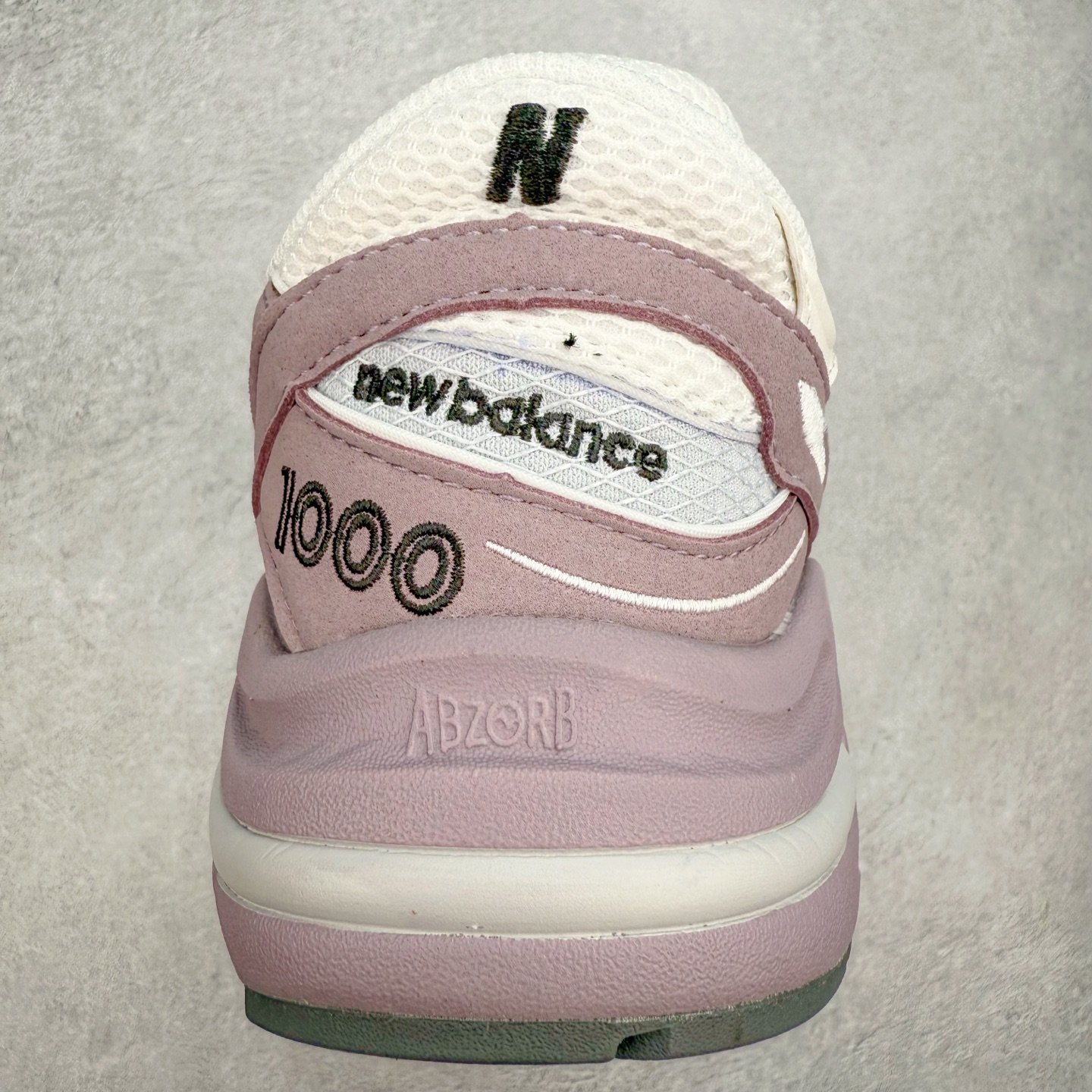 图片[8]-New Balance M1000 NB系列低帮复古老爹风休闲运动慢跑鞋 据悉，New Balance的复古鞋型M1000系列将在2024年正式回归。而自家美产创意总监Teddy Santis的AIMÉ LEON DORE也将率先推出联名1000撑撑场子，鞋款预计将在今年正式发布。New Balance1000系列作为NB最高端的鞋型，诞生于1999年，一度成为当年的热门鞋型，神似Nike Air Max95，现在看来也是一双符合潮流趋势的复古老爹鞋型。此番Teddy Santis亲自操刀，将丰富的配色和升级材质于复古的1000鞋型结合，鞋身采用米色、绿色和粉色的搭配。\\\”N\\\”字Logo也以全新的设计呈现，以1000标志性的网布和皮革材质打造，带来全新的视觉体验。后续ALD和New Balance1000的联名还将推出纯白配色，具体颜值还要等更多实物图的释出。AIMÉ LEON DORE和New Balance的多次联名一直有着超高的人气，无论是550还是1906R都有着不低的溢价，预计此番颜值不错的全新1000也会有着较高的人气。尺码：36 37 37.5 38 38.5 39.5 40 40.5 41.5 42 42.5 43 44 44.5 45-选品中心