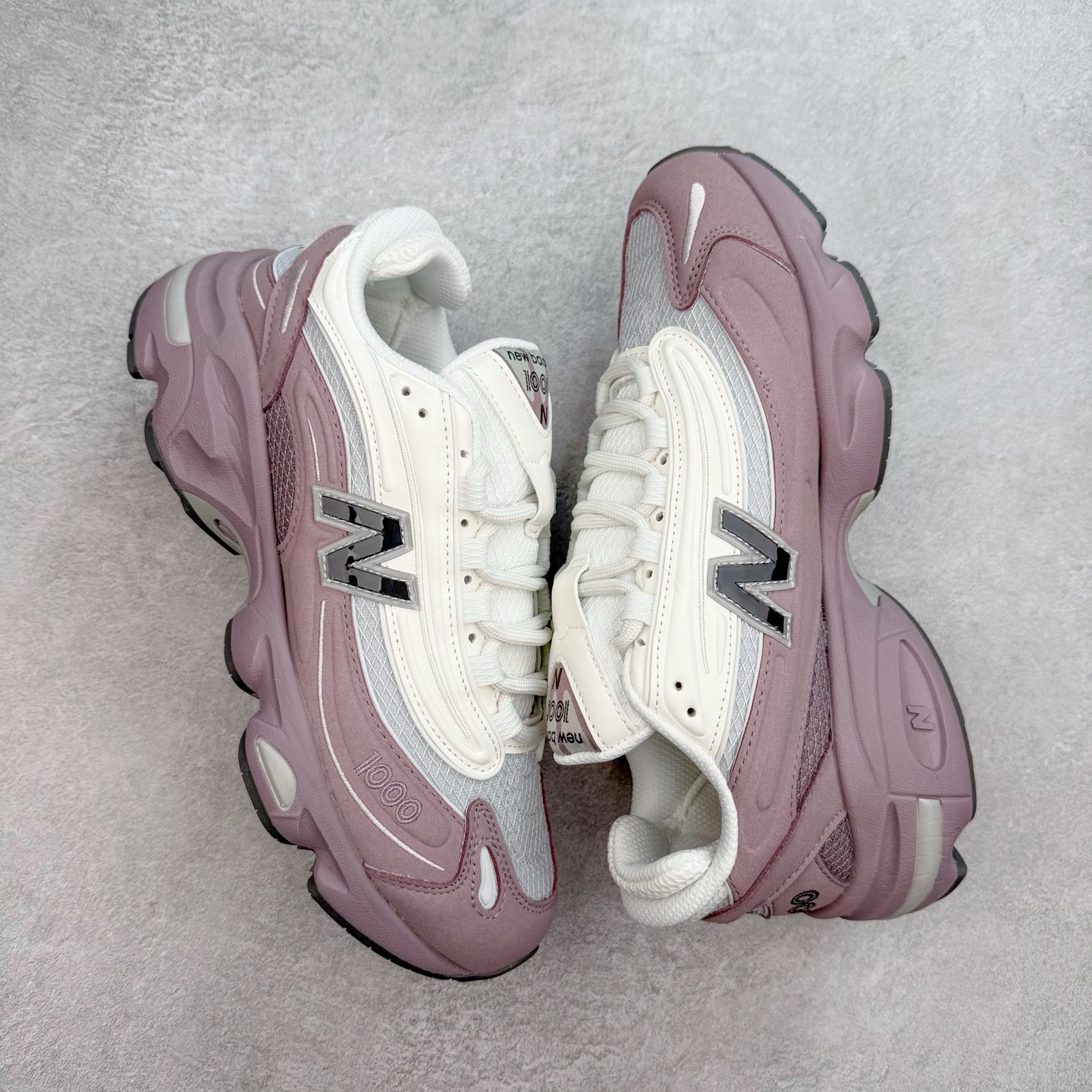 图片[3]-New Balance M1000 NB系列低帮复古老爹风休闲运动慢跑鞋 据悉，New Balance的复古鞋型M1000系列将在2024年正式回归。而自家美产创意总监Teddy Santis的AIMÉ LEON DORE也将率先推出联名1000撑撑场子，鞋款预计将在今年正式发布。New Balance1000系列作为NB最高端的鞋型，诞生于1999年，一度成为当年的热门鞋型，神似Nike Air Max95，现在看来也是一双符合潮流趋势的复古老爹鞋型。此番Teddy Santis亲自操刀，将丰富的配色和升级材质于复古的1000鞋型结合，鞋身采用米色、绿色和粉色的搭配。\\\”N\\\”字Logo也以全新的设计呈现，以1000标志性的网布和皮革材质打造，带来全新的视觉体验。后续ALD和New Balance1000的联名还将推出纯白配色，具体颜值还要等更多实物图的释出。AIMÉ LEON DORE和New Balance的多次联名一直有着超高的人气，无论是550还是1906R都有着不低的溢价，预计此番颜值不错的全新1000也会有着较高的人气。尺码：36 37 37.5 38 38.5 39.5 40 40.5 41.5 42 42.5 43 44 44.5 45-选品中心