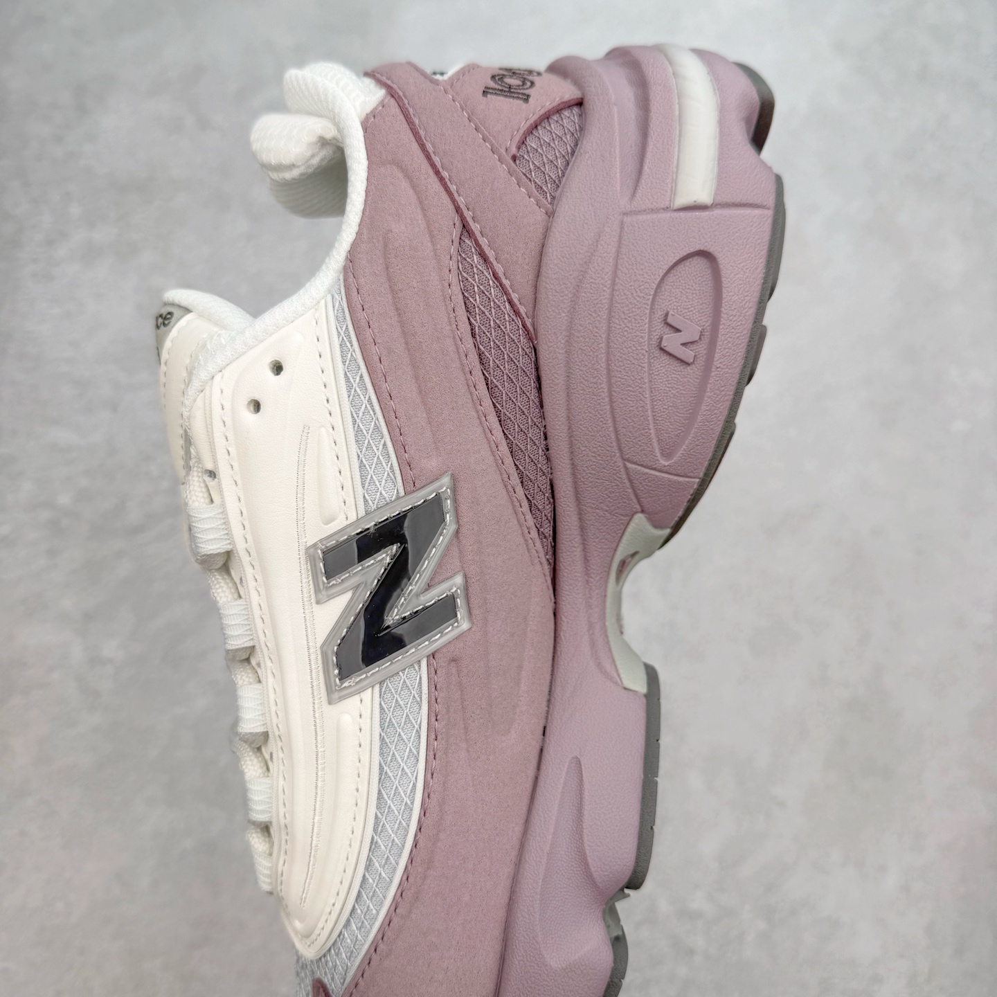 图片[7]-New Balance M1000 NB系列低帮复古老爹风休闲运动慢跑鞋 据悉，New Balance的复古鞋型M1000系列将在2024年正式回归。而自家美产创意总监Teddy Santis的AIMÉ LEON DORE也将率先推出联名1000撑撑场子，鞋款预计将在今年正式发布。New Balance1000系列作为NB最高端的鞋型，诞生于1999年，一度成为当年的热门鞋型，神似Nike Air Max95，现在看来也是一双符合潮流趋势的复古老爹鞋型。此番Teddy Santis亲自操刀，将丰富的配色和升级材质于复古的1000鞋型结合，鞋身采用米色、绿色和粉色的搭配。\\\”N\\\”字Logo也以全新的设计呈现，以1000标志性的网布和皮革材质打造，带来全新的视觉体验。后续ALD和New Balance1000的联名还将推出纯白配色，具体颜值还要等更多实物图的释出。AIMÉ LEON DORE和New Balance的多次联名一直有着超高的人气，无论是550还是1906R都有着不低的溢价，预计此番颜值不错的全新1000也会有着较高的人气。尺码：36 37 37.5 38 38.5 39.5 40 40.5 41.5 42 42.5 43 44 44.5 45-选品中心