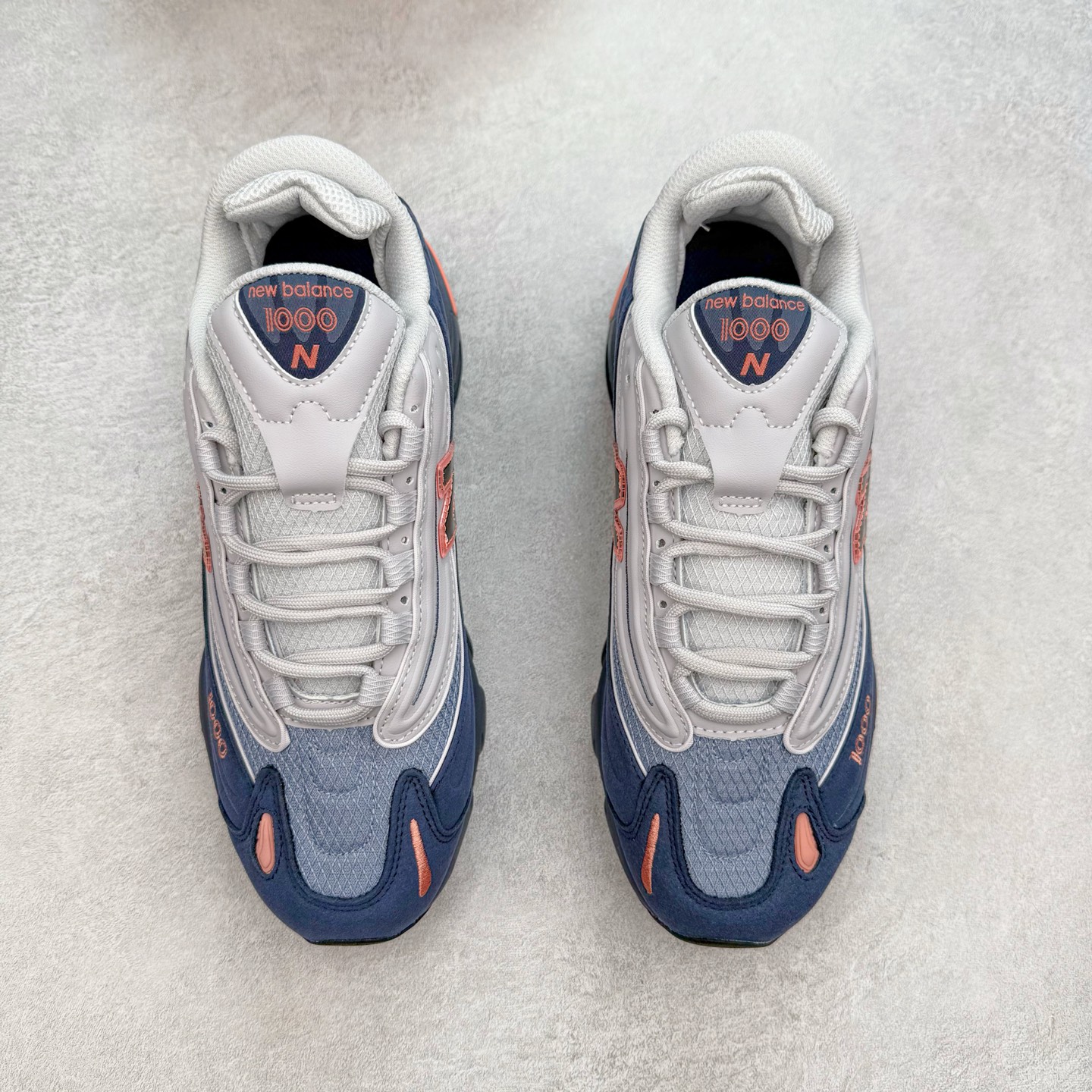 图片[2]-New Balance M1000 NB系列低帮复古老爹风休闲运动慢跑鞋 据悉，New Balance的复古鞋型M1000系列将在2024年正式回归。而自家美产创意总监Teddy Santis的AIMÉ LEON DORE也将率先推出联名1000撑撑场子，鞋款预计将在今年正式发布。New Balance1000系列作为NB最高端的鞋型，诞生于1999年，一度成为当年的热门鞋型，神似Nike Air Max95，现在看来也是一双符合潮流趋势的复古老爹鞋型。此番Teddy Santis亲自操刀，将丰富的配色和升级材质于复古的1000鞋型结合，鞋身采用米色、绿色和粉色的搭配。\\\”N\\\”字Logo也以全新的设计呈现，以1000标志性的网布和皮革材质打造，带来全新的视觉体验。后续ALD和New Balance1000的联名还将推出纯白配色，具体颜值还要等更多实物图的释出。AIMÉ LEON DORE和New Balance的多次联名一直有着超高的人气，无论是550还是1906R都有着不低的溢价，预计此番颜值不错的全新1000也会有着较高的人气。尺码：36 37 37.5 38 38.5 39.5 40 40.5 41.5 42 42.5 43 44 44.5 45-选品中心