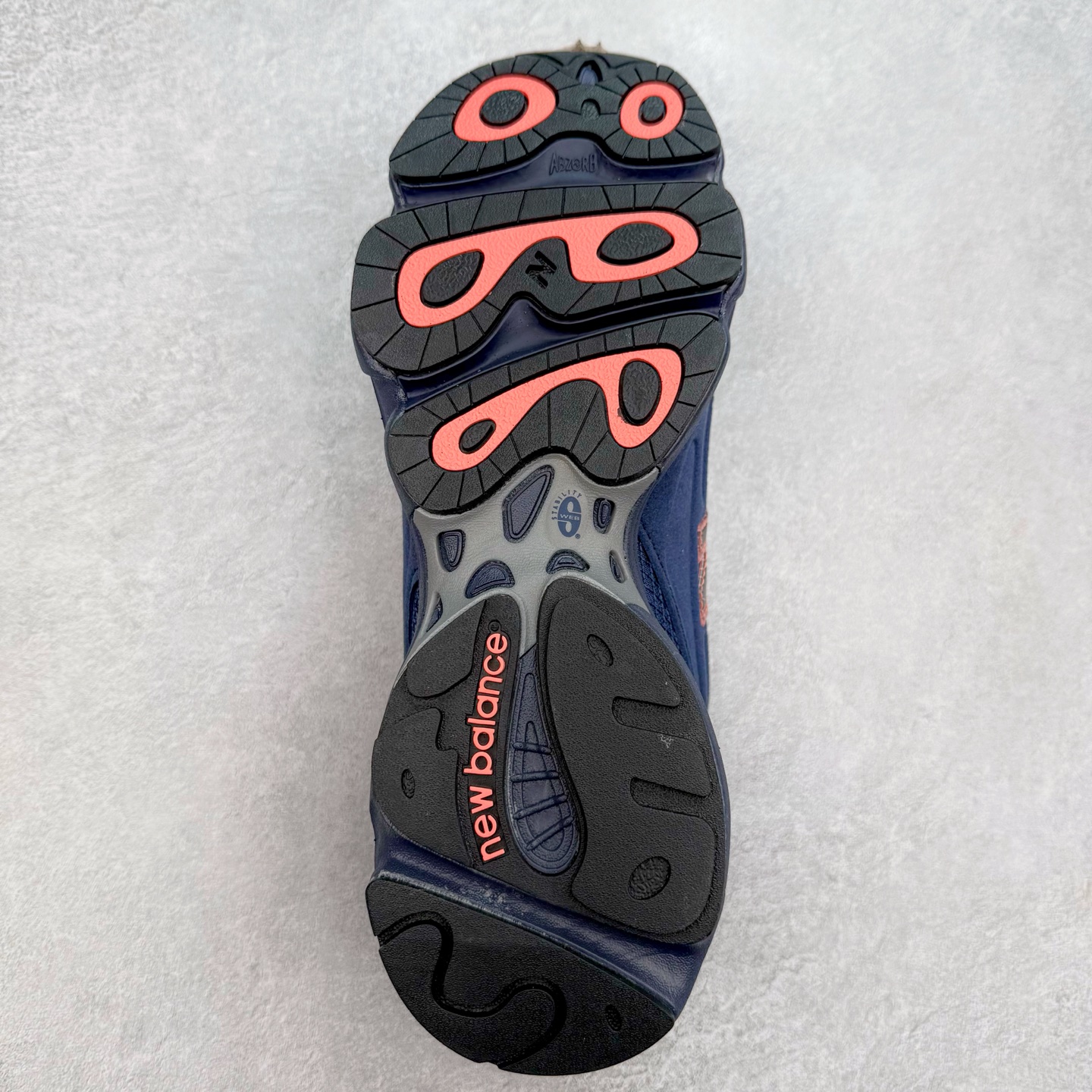 图片[9]-New Balance M1000 NB系列低帮复古老爹风休闲运动慢跑鞋 据悉，New Balance的复古鞋型M1000系列将在2024年正式回归。而自家美产创意总监Teddy Santis的AIMÉ LEON DORE也将率先推出联名1000撑撑场子，鞋款预计将在今年正式发布。New Balance1000系列作为NB最高端的鞋型，诞生于1999年，一度成为当年的热门鞋型，神似Nike Air Max95，现在看来也是一双符合潮流趋势的复古老爹鞋型。此番Teddy Santis亲自操刀，将丰富的配色和升级材质于复古的1000鞋型结合，鞋身采用米色、绿色和粉色的搭配。\\\”N\\\”字Logo也以全新的设计呈现，以1000标志性的网布和皮革材质打造，带来全新的视觉体验。后续ALD和New Balance1000的联名还将推出纯白配色，具体颜值还要等更多实物图的释出。AIMÉ LEON DORE和New Balance的多次联名一直有着超高的人气，无论是550还是1906R都有着不低的溢价，预计此番颜值不错的全新1000也会有着较高的人气。尺码：36 37 37.5 38 38.5 39.5 40 40.5 41.5 42 42.5 43 44 44.5 45-选品中心