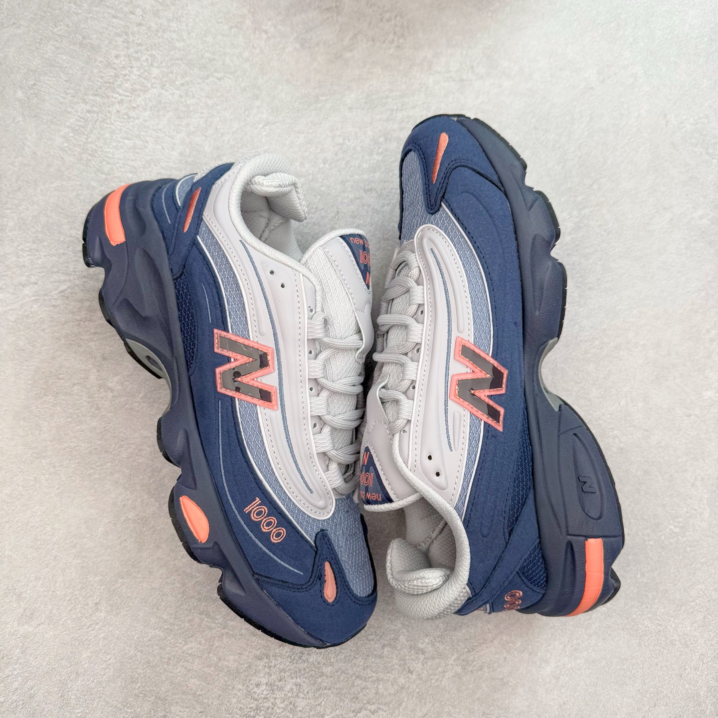 图片[3]-New Balance M1000 NB系列低帮复古老爹风休闲运动慢跑鞋 据悉，New Balance的复古鞋型M1000系列将在2024年正式回归。而自家美产创意总监Teddy Santis的AIMÉ LEON DORE也将率先推出联名1000撑撑场子，鞋款预计将在今年正式发布。New Balance1000系列作为NB最高端的鞋型，诞生于1999年，一度成为当年的热门鞋型，神似Nike Air Max95，现在看来也是一双符合潮流趋势的复古老爹鞋型。此番Teddy Santis亲自操刀，将丰富的配色和升级材质于复古的1000鞋型结合，鞋身采用米色、绿色和粉色的搭配。\\\”N\\\”字Logo也以全新的设计呈现，以1000标志性的网布和皮革材质打造，带来全新的视觉体验。后续ALD和New Balance1000的联名还将推出纯白配色，具体颜值还要等更多实物图的释出。AIMÉ LEON DORE和New Balance的多次联名一直有着超高的人气，无论是550还是1906R都有着不低的溢价，预计此番颜值不错的全新1000也会有着较高的人气。尺码：36 37 37.5 38 38.5 39.5 40 40.5 41.5 42 42.5 43 44 44.5 45-选品中心