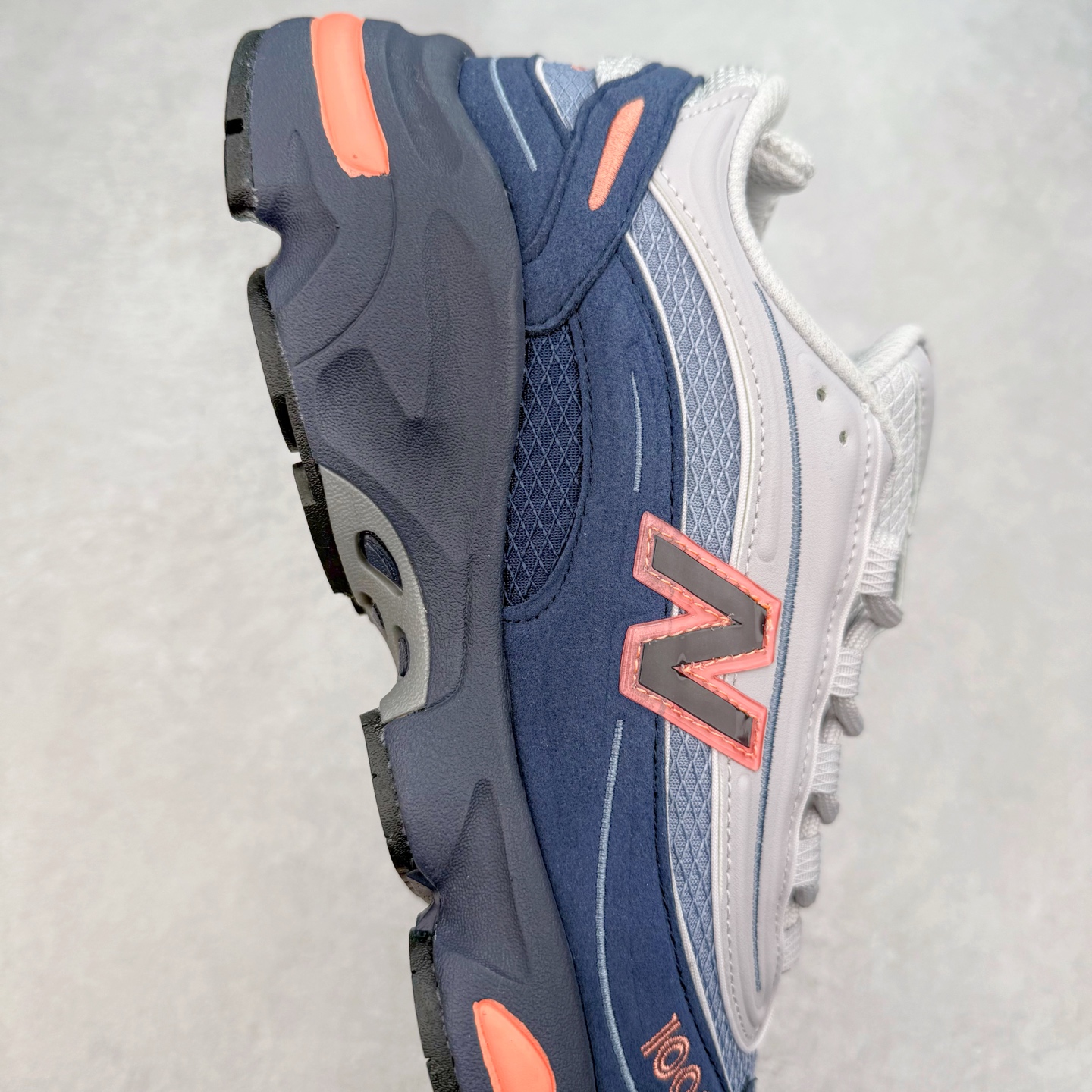 图片[6]-New Balance M1000 NB系列低帮复古老爹风休闲运动慢跑鞋 据悉，New Balance的复古鞋型M1000系列将在2024年正式回归。而自家美产创意总监Teddy Santis的AIMÉ LEON DORE也将率先推出联名1000撑撑场子，鞋款预计将在今年正式发布。New Balance1000系列作为NB最高端的鞋型，诞生于1999年，一度成为当年的热门鞋型，神似Nike Air Max95，现在看来也是一双符合潮流趋势的复古老爹鞋型。此番Teddy Santis亲自操刀，将丰富的配色和升级材质于复古的1000鞋型结合，鞋身采用米色、绿色和粉色的搭配。\\\”N\\\”字Logo也以全新的设计呈现，以1000标志性的网布和皮革材质打造，带来全新的视觉体验。后续ALD和New Balance1000的联名还将推出纯白配色，具体颜值还要等更多实物图的释出。AIMÉ LEON DORE和New Balance的多次联名一直有着超高的人气，无论是550还是1906R都有着不低的溢价，预计此番颜值不错的全新1000也会有着较高的人气。尺码：36 37 37.5 38 38.5 39.5 40 40.5 41.5 42 42.5 43 44 44.5 45-选品中心