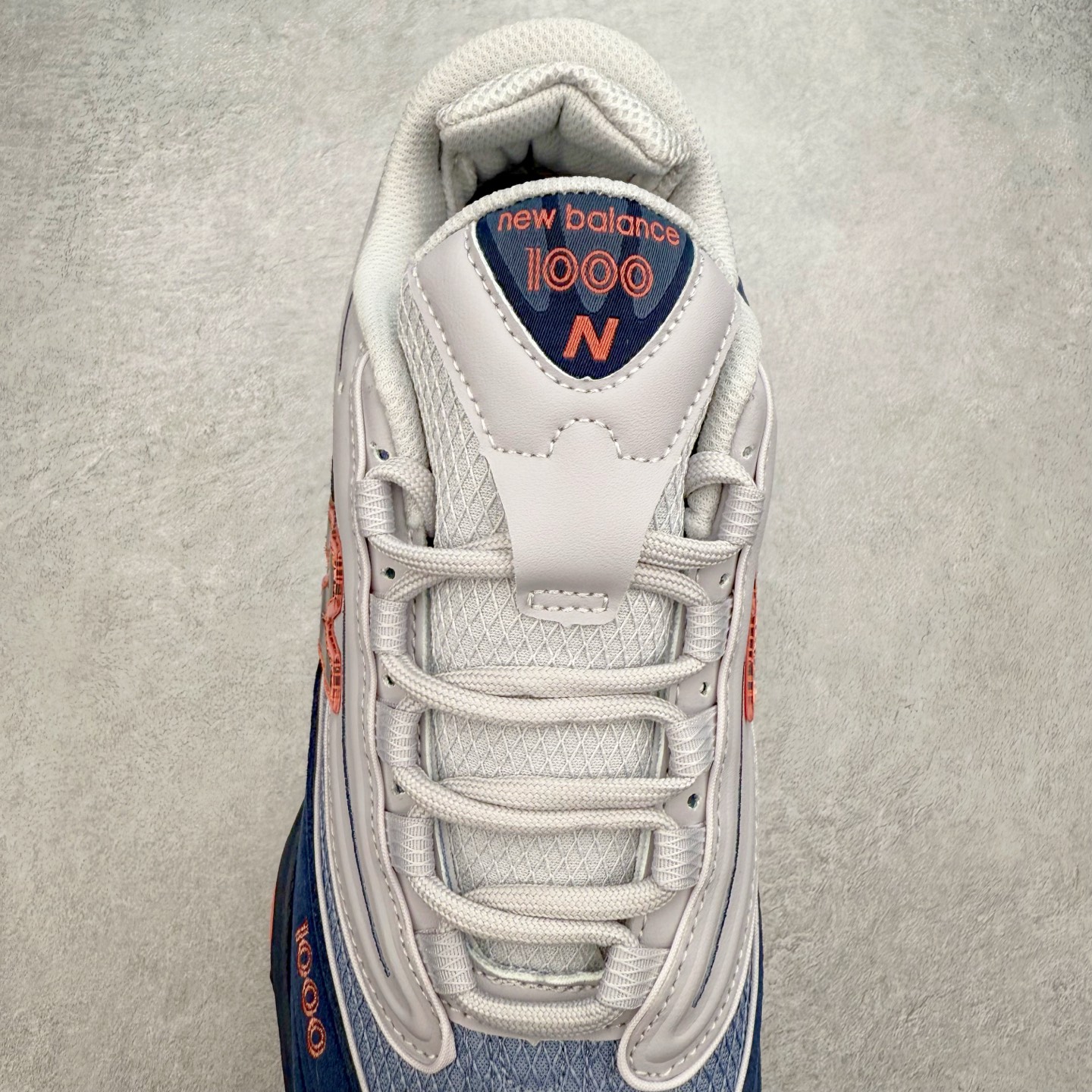 图片[5]-New Balance M1000 NB系列低帮复古老爹风休闲运动慢跑鞋 据悉，New Balance的复古鞋型M1000系列将在2024年正式回归。而自家美产创意总监Teddy Santis的AIMÉ LEON DORE也将率先推出联名1000撑撑场子，鞋款预计将在今年正式发布。New Balance1000系列作为NB最高端的鞋型，诞生于1999年，一度成为当年的热门鞋型，神似Nike Air Max95，现在看来也是一双符合潮流趋势的复古老爹鞋型。此番Teddy Santis亲自操刀，将丰富的配色和升级材质于复古的1000鞋型结合，鞋身采用米色、绿色和粉色的搭配。\\\”N\\\”字Logo也以全新的设计呈现，以1000标志性的网布和皮革材质打造，带来全新的视觉体验。后续ALD和New Balance1000的联名还将推出纯白配色，具体颜值还要等更多实物图的释出。AIMÉ LEON DORE和New Balance的多次联名一直有着超高的人气，无论是550还是1906R都有着不低的溢价，预计此番颜值不错的全新1000也会有着较高的人气。尺码：36 37 37.5 38 38.5 39.5 40 40.5 41.5 42 42.5 43 44 44.5 45-选品中心