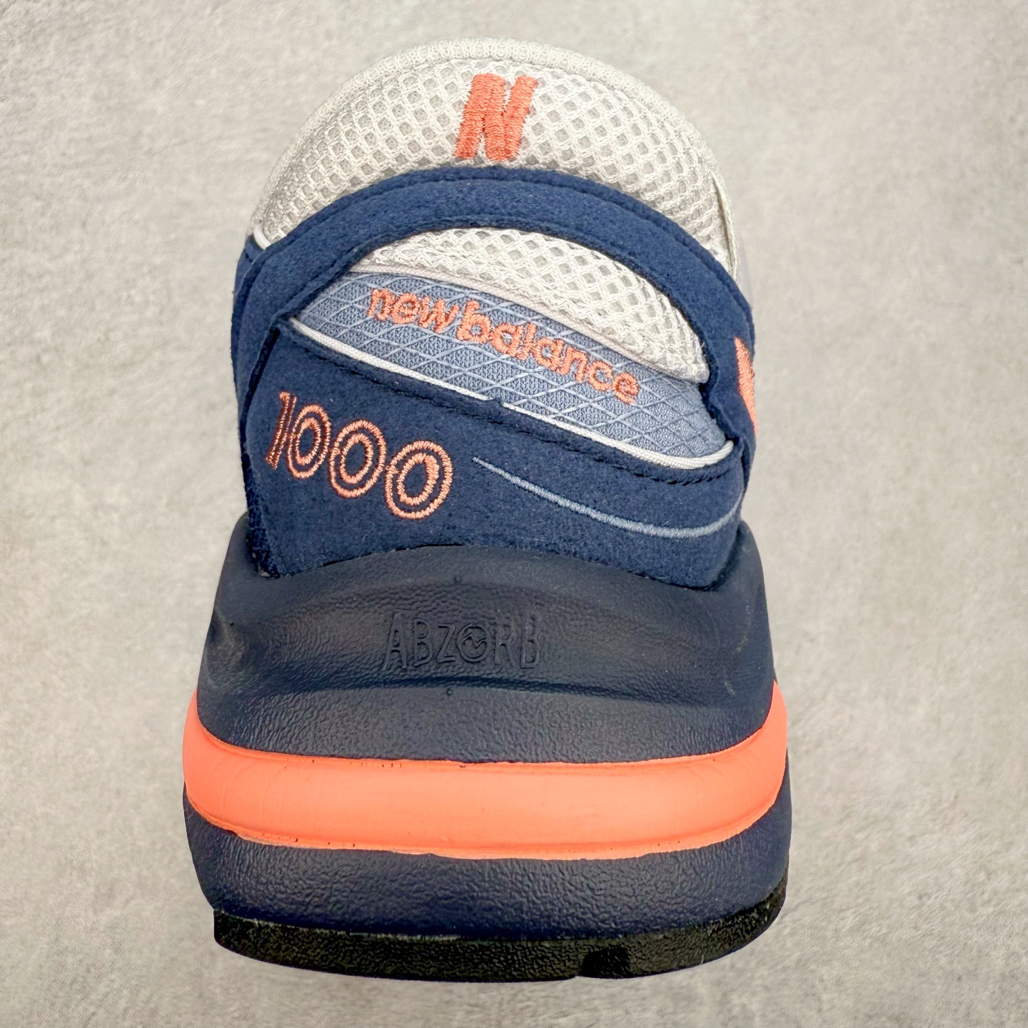 图片[8]-New Balance M1000 NB系列低帮复古老爹风休闲运动慢跑鞋 据悉，New Balance的复古鞋型M1000系列将在2024年正式回归。而自家美产创意总监Teddy Santis的AIMÉ LEON DORE也将率先推出联名1000撑撑场子，鞋款预计将在今年正式发布。New Balance1000系列作为NB最高端的鞋型，诞生于1999年，一度成为当年的热门鞋型，神似Nike Air Max95，现在看来也是一双符合潮流趋势的复古老爹鞋型。此番Teddy Santis亲自操刀，将丰富的配色和升级材质于复古的1000鞋型结合，鞋身采用米色、绿色和粉色的搭配。\\\”N\\\”字Logo也以全新的设计呈现，以1000标志性的网布和皮革材质打造，带来全新的视觉体验。后续ALD和New Balance1000的联名还将推出纯白配色，具体颜值还要等更多实物图的释出。AIMÉ LEON DORE和New Balance的多次联名一直有着超高的人气，无论是550还是1906R都有着不低的溢价，预计此番颜值不错的全新1000也会有着较高的人气。尺码：36 37 37.5 38 38.5 39.5 40 40.5 41.5 42 42.5 43 44 44.5 45-选品中心