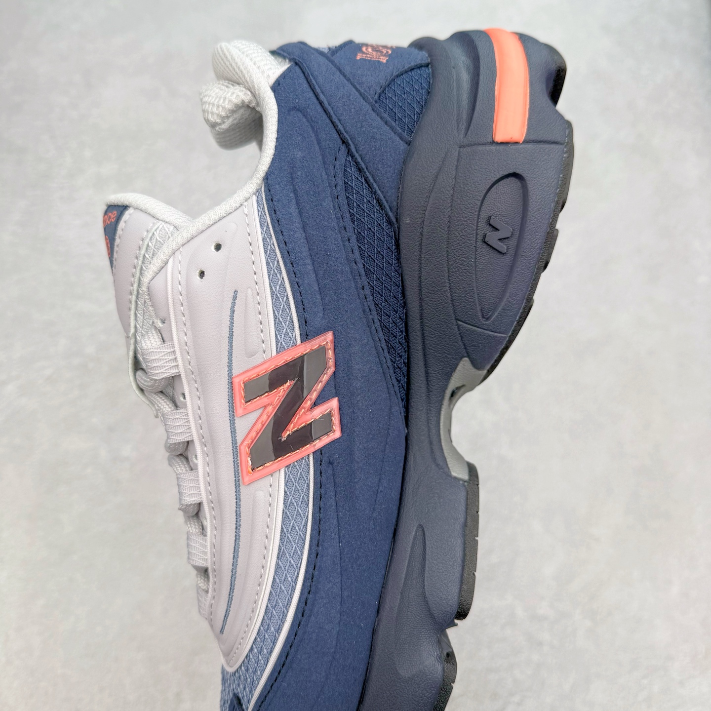 图片[7]-New Balance M1000 NB系列低帮复古老爹风休闲运动慢跑鞋 据悉，New Balance的复古鞋型M1000系列将在2024年正式回归。而自家美产创意总监Teddy Santis的AIMÉ LEON DORE也将率先推出联名1000撑撑场子，鞋款预计将在今年正式发布。New Balance1000系列作为NB最高端的鞋型，诞生于1999年，一度成为当年的热门鞋型，神似Nike Air Max95，现在看来也是一双符合潮流趋势的复古老爹鞋型。此番Teddy Santis亲自操刀，将丰富的配色和升级材质于复古的1000鞋型结合，鞋身采用米色、绿色和粉色的搭配。\\\”N\\\”字Logo也以全新的设计呈现，以1000标志性的网布和皮革材质打造，带来全新的视觉体验。后续ALD和New Balance1000的联名还将推出纯白配色，具体颜值还要等更多实物图的释出。AIMÉ LEON DORE和New Balance的多次联名一直有着超高的人气，无论是550还是1906R都有着不低的溢价，预计此番颜值不错的全新1000也会有着较高的人气。尺码：36 37 37.5 38 38.5 39.5 40 40.5 41.5 42 42.5 43 44 44.5 45-选品中心