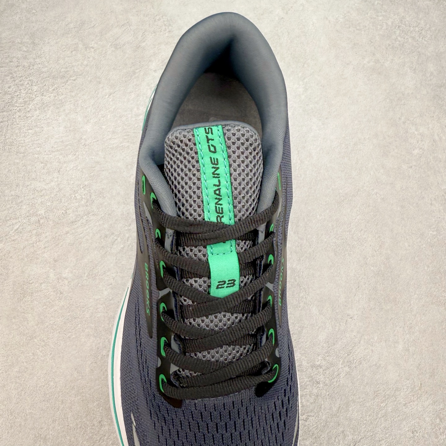 图片[5]-Brooks布鲁克斯 Adrenaline GTS 23 舒适时尚减震透气低帮休闲跑步鞋 Brooks 四大跑鞋之一 百年品牌 跑鞋从外形上基本就能判断这是一款速度跑鞋 简洁干练的外形结构和极强的运动流线型看着非常有速度感 上脚的第一感觉是非常轻 美码9码的鞋单只206g不到 从个人偏好来说 200g左右的竞速鞋最具安全感 鞋面采用单层网布 很薄 前掌使用了大量开放式网眼 排气直接快速 透气性上乘 鞋舌也是轻量化设计 仅为一层麂皮 和脚背完美贴合 鞋舌中央有个防偏穿孔 从实际穿着来看 通常鞋舌都是外偏 如果是防偏穿孔位于中心 防偏效果其实并不十分有效 如果采用趋外侧的偏心设计更有效 鞋帮泡棉填充量不大 但非常紧凑 贴合舒适 包裹稳固 内置硬质TPU保证必要的稳定性 跑鞋中底采用的是DNA FLASH科技材料 DNA FLASH中底科技 是Brooks第一款将氮气注入中底的创新科技 主要原理是借助“超临界流体”发泡技术 将液态氮稳定的转化为气态氮 并使其均匀地形成无数紧密贴合的密闭式气囊结构 尺码：36 36.5 37.5 38 38.5 39 40 40.5 41 42 42.5 43 44 44.5 45 46-选品中心