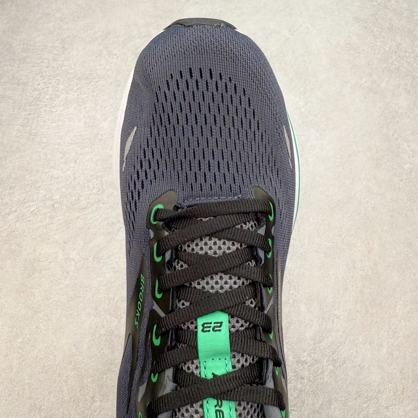 图片[4]-Brooks布鲁克斯 Adrenaline GTS 23 舒适时尚减震透气低帮休闲跑步鞋 Brooks 四大跑鞋之一 百年品牌 跑鞋从外形上基本就能判断这是一款速度跑鞋 简洁干练的外形结构和极强的运动流线型看着非常有速度感 上脚的第一感觉是非常轻 美码9码的鞋单只206g不到 从个人偏好来说 200g左右的竞速鞋最具安全感 鞋面采用单层网布 很薄 前掌使用了大量开放式网眼 排气直接快速 透气性上乘 鞋舌也是轻量化设计 仅为一层麂皮 和脚背完美贴合 鞋舌中央有个防偏穿孔 从实际穿着来看 通常鞋舌都是外偏 如果是防偏穿孔位于中心 防偏效果其实并不十分有效 如果采用趋外侧的偏心设计更有效 鞋帮泡棉填充量不大 但非常紧凑 贴合舒适 包裹稳固 内置硬质TPU保证必要的稳定性 跑鞋中底采用的是DNA FLASH科技材料 DNA FLASH中底科技 是Brooks第一款将氮气注入中底的创新科技 主要原理是借助“超临界流体”发泡技术 将液态氮稳定的转化为气态氮 并使其均匀地形成无数紧密贴合的密闭式气囊结构 尺码：36 36.5 37.5 38 38.5 39 40 40.5 41 42 42.5 43 44 44.5 45 46-选品中心