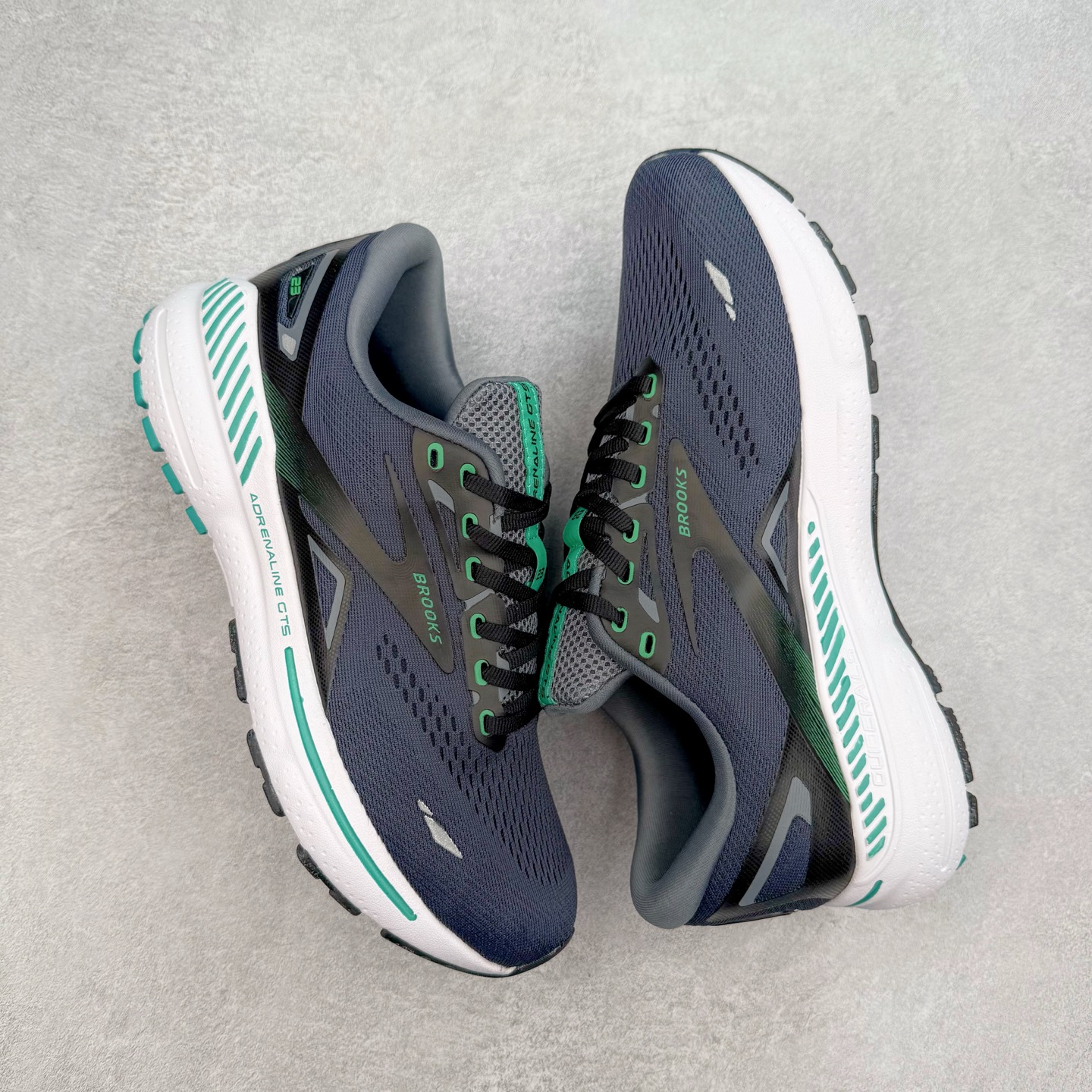 图片[3]-Brooks布鲁克斯 Adrenaline GTS 23 舒适时尚减震透气低帮休闲跑步鞋 Brooks 四大跑鞋之一 百年品牌 跑鞋从外形上基本就能判断这是一款速度跑鞋 简洁干练的外形结构和极强的运动流线型看着非常有速度感 上脚的第一感觉是非常轻 美码9码的鞋单只206g不到 从个人偏好来说 200g左右的竞速鞋最具安全感 鞋面采用单层网布 很薄 前掌使用了大量开放式网眼 排气直接快速 透气性上乘 鞋舌也是轻量化设计 仅为一层麂皮 和脚背完美贴合 鞋舌中央有个防偏穿孔 从实际穿着来看 通常鞋舌都是外偏 如果是防偏穿孔位于中心 防偏效果其实并不十分有效 如果采用趋外侧的偏心设计更有效 鞋帮泡棉填充量不大 但非常紧凑 贴合舒适 包裹稳固 内置硬质TPU保证必要的稳定性 跑鞋中底采用的是DNA FLASH科技材料 DNA FLASH中底科技 是Brooks第一款将氮气注入中底的创新科技 主要原理是借助“超临界流体”发泡技术 将液态氮稳定的转化为气态氮 并使其均匀地形成无数紧密贴合的密闭式气囊结构 尺码：36 36.5 37.5 38 38.5 39 40 40.5 41 42 42.5 43 44 44.5 45 46-选品中心