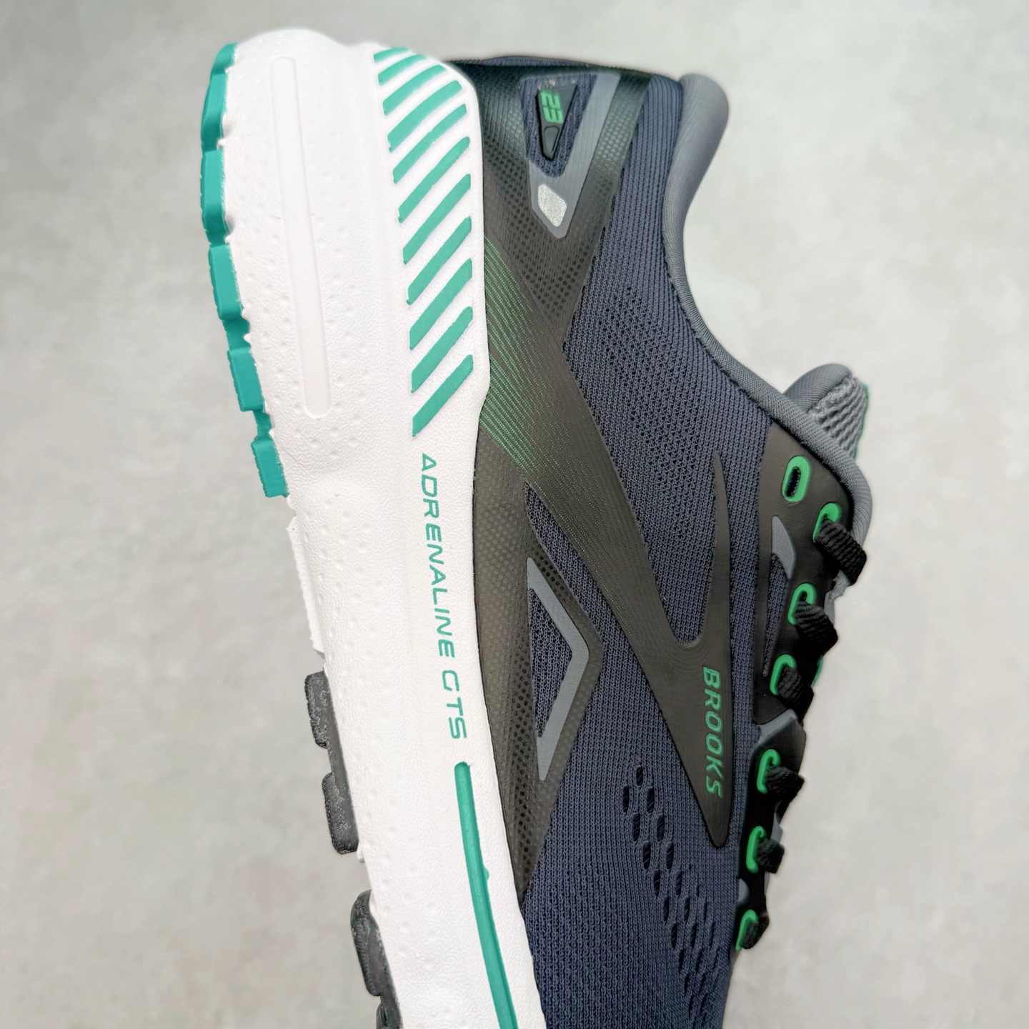 图片[6]-Brooks布鲁克斯 Adrenaline GTS 23 舒适时尚减震透气低帮休闲跑步鞋 Brooks 四大跑鞋之一 百年品牌 跑鞋从外形上基本就能判断这是一款速度跑鞋 简洁干练的外形结构和极强的运动流线型看着非常有速度感 上脚的第一感觉是非常轻 美码9码的鞋单只206g不到 从个人偏好来说 200g左右的竞速鞋最具安全感 鞋面采用单层网布 很薄 前掌使用了大量开放式网眼 排气直接快速 透气性上乘 鞋舌也是轻量化设计 仅为一层麂皮 和脚背完美贴合 鞋舌中央有个防偏穿孔 从实际穿着来看 通常鞋舌都是外偏 如果是防偏穿孔位于中心 防偏效果其实并不十分有效 如果采用趋外侧的偏心设计更有效 鞋帮泡棉填充量不大 但非常紧凑 贴合舒适 包裹稳固 内置硬质TPU保证必要的稳定性 跑鞋中底采用的是DNA FLASH科技材料 DNA FLASH中底科技 是Brooks第一款将氮气注入中底的创新科技 主要原理是借助“超临界流体”发泡技术 将液态氮稳定的转化为气态氮 并使其均匀地形成无数紧密贴合的密闭式气囊结构 尺码：36 36.5 37.5 38 38.5 39 40 40.5 41 42 42.5 43 44 44.5 45 46-选品中心