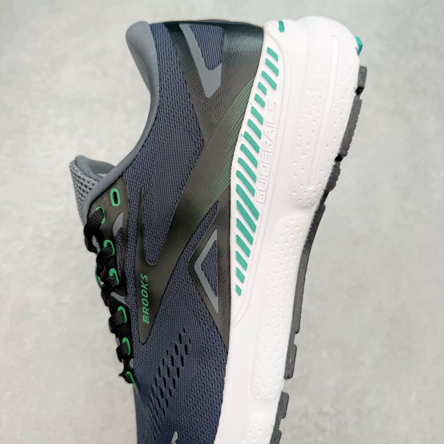 图片[7]-Brooks布鲁克斯 Adrenaline GTS 23 舒适时尚减震透气低帮休闲跑步鞋 Brooks 四大跑鞋之一 百年品牌 跑鞋从外形上基本就能判断这是一款速度跑鞋 简洁干练的外形结构和极强的运动流线型看着非常有速度感 上脚的第一感觉是非常轻 美码9码的鞋单只206g不到 从个人偏好来说 200g左右的竞速鞋最具安全感 鞋面采用单层网布 很薄 前掌使用了大量开放式网眼 排气直接快速 透气性上乘 鞋舌也是轻量化设计 仅为一层麂皮 和脚背完美贴合 鞋舌中央有个防偏穿孔 从实际穿着来看 通常鞋舌都是外偏 如果是防偏穿孔位于中心 防偏效果其实并不十分有效 如果采用趋外侧的偏心设计更有效 鞋帮泡棉填充量不大 但非常紧凑 贴合舒适 包裹稳固 内置硬质TPU保证必要的稳定性 跑鞋中底采用的是DNA FLASH科技材料 DNA FLASH中底科技 是Brooks第一款将氮气注入中底的创新科技 主要原理是借助“超临界流体”发泡技术 将液态氮稳定的转化为气态氮 并使其均匀地形成无数紧密贴合的密闭式气囊结构 尺码：36 36.5 37.5 38 38.5 39 40 40.5 41 42 42.5 43 44 44.5 45 46-选品中心